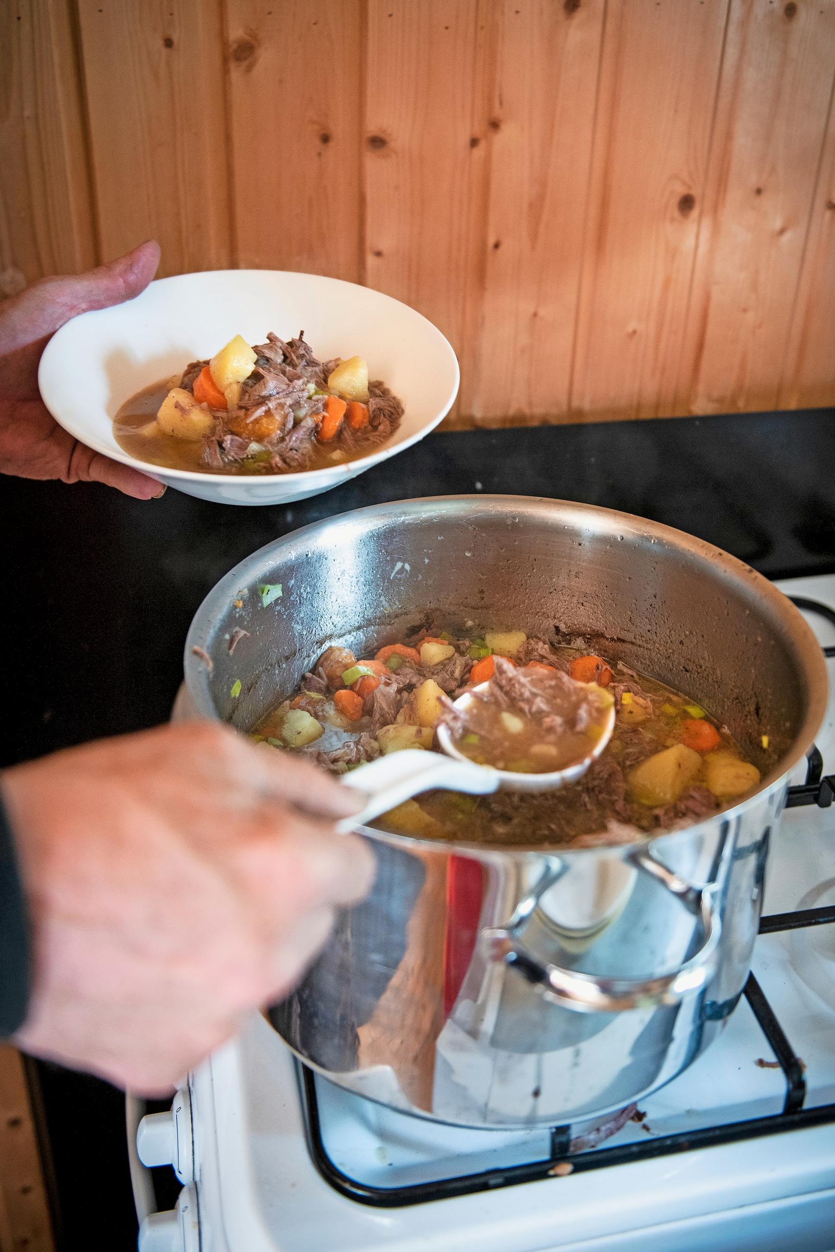 Hirvikeiton kauhomista kattilasta lautaselle