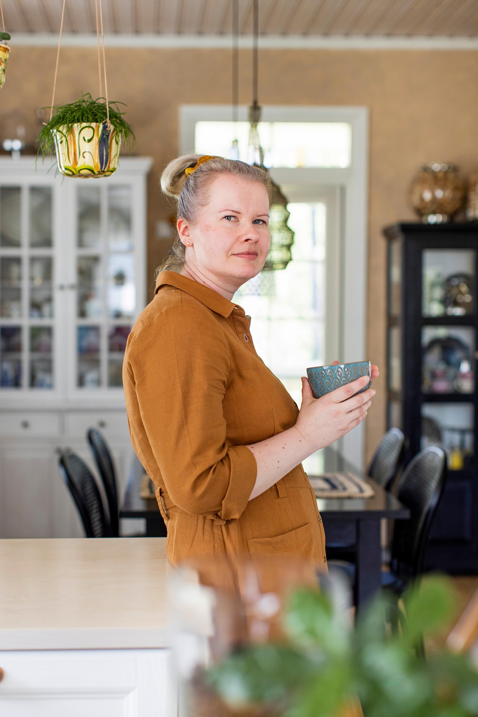 Kirsi nojaa työtasoon