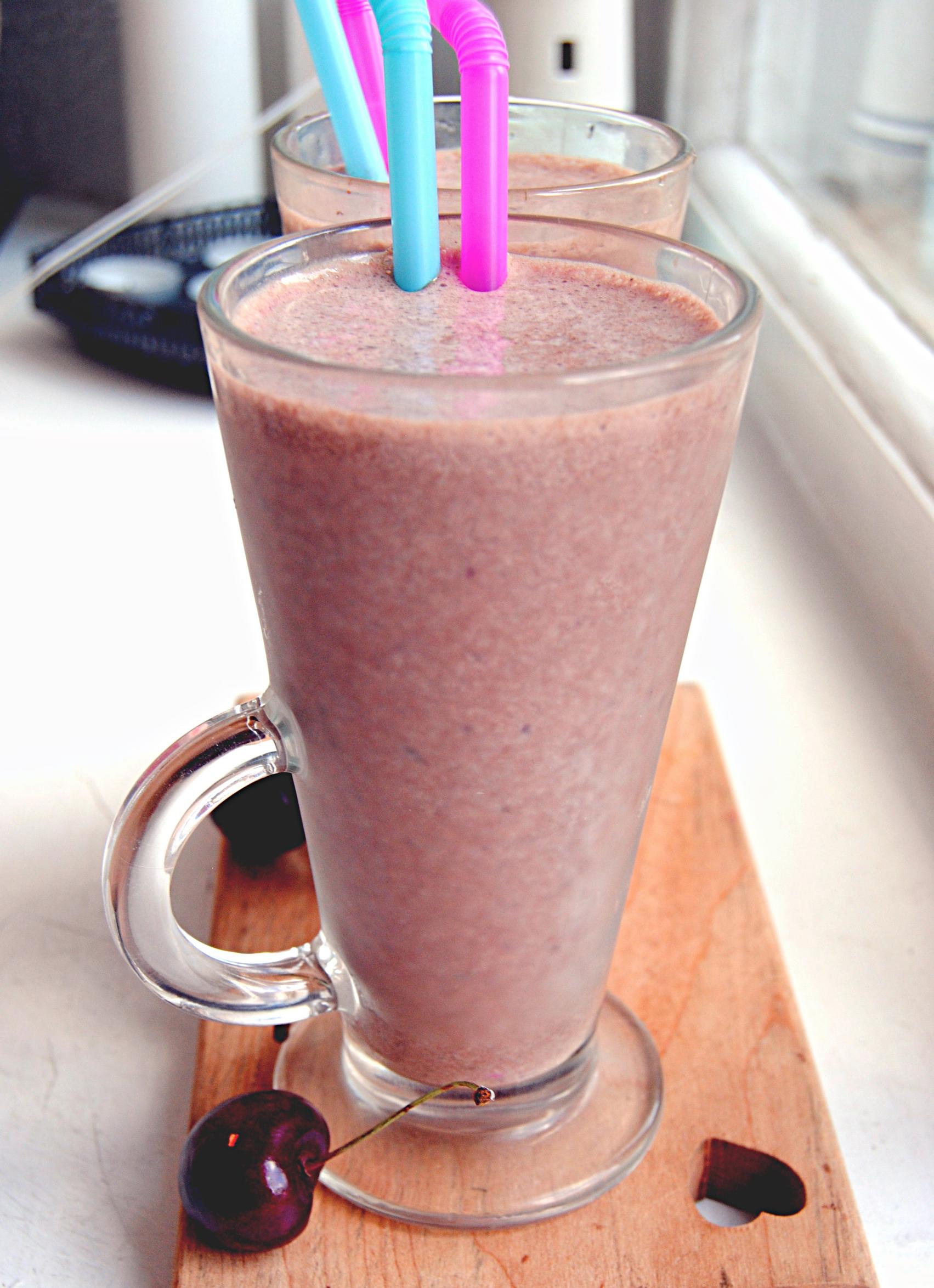 Kirsikkainen kaakaosmoothie antaa potkua päivään – surauta vain ainekset sekaisin ja nauti!