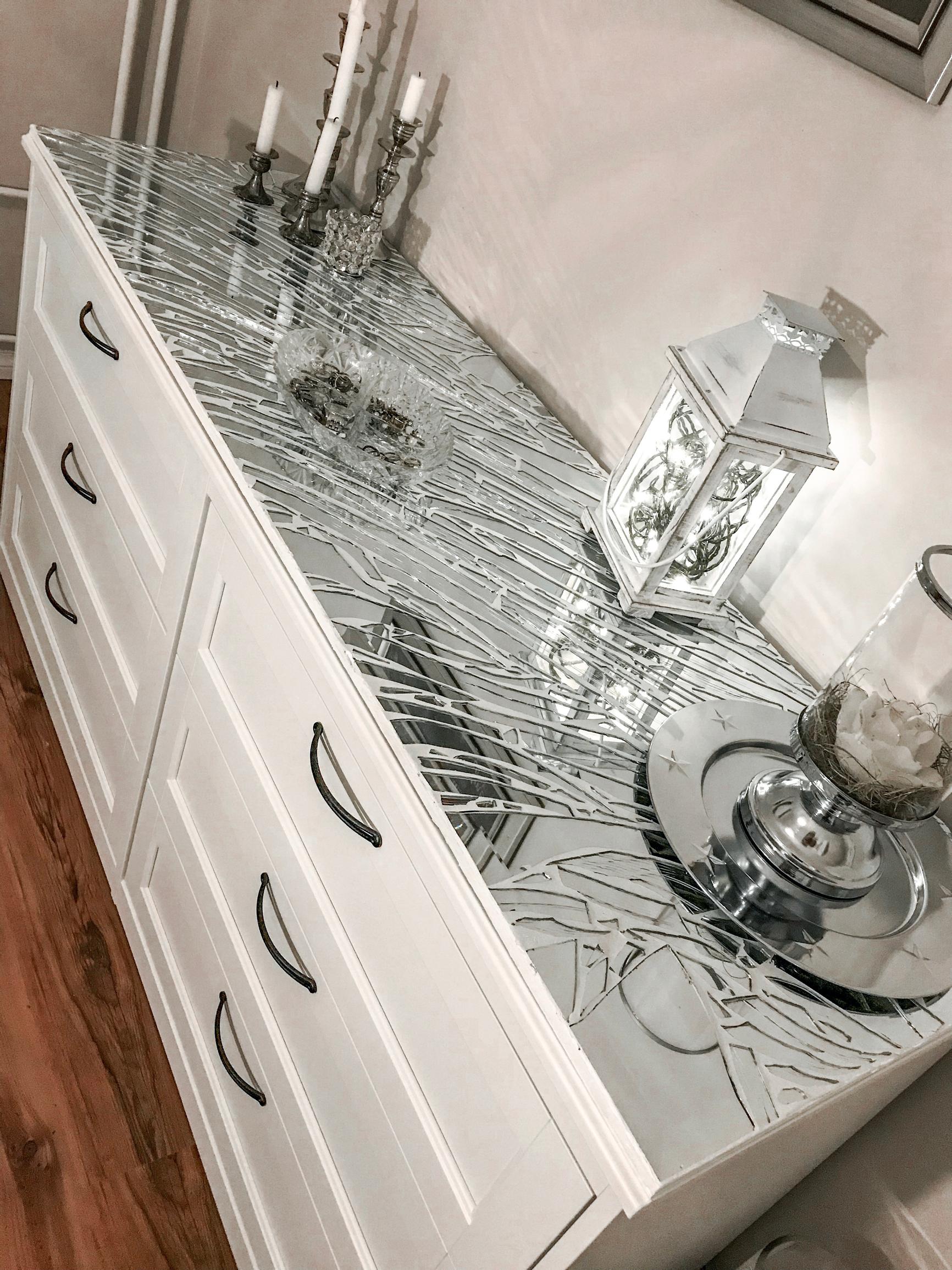 Sirpaleet toivat onnen! Kun kissa särki peilin, Niina sommitteli palasista säihkyvän mosaiikkipinnan lipastolle