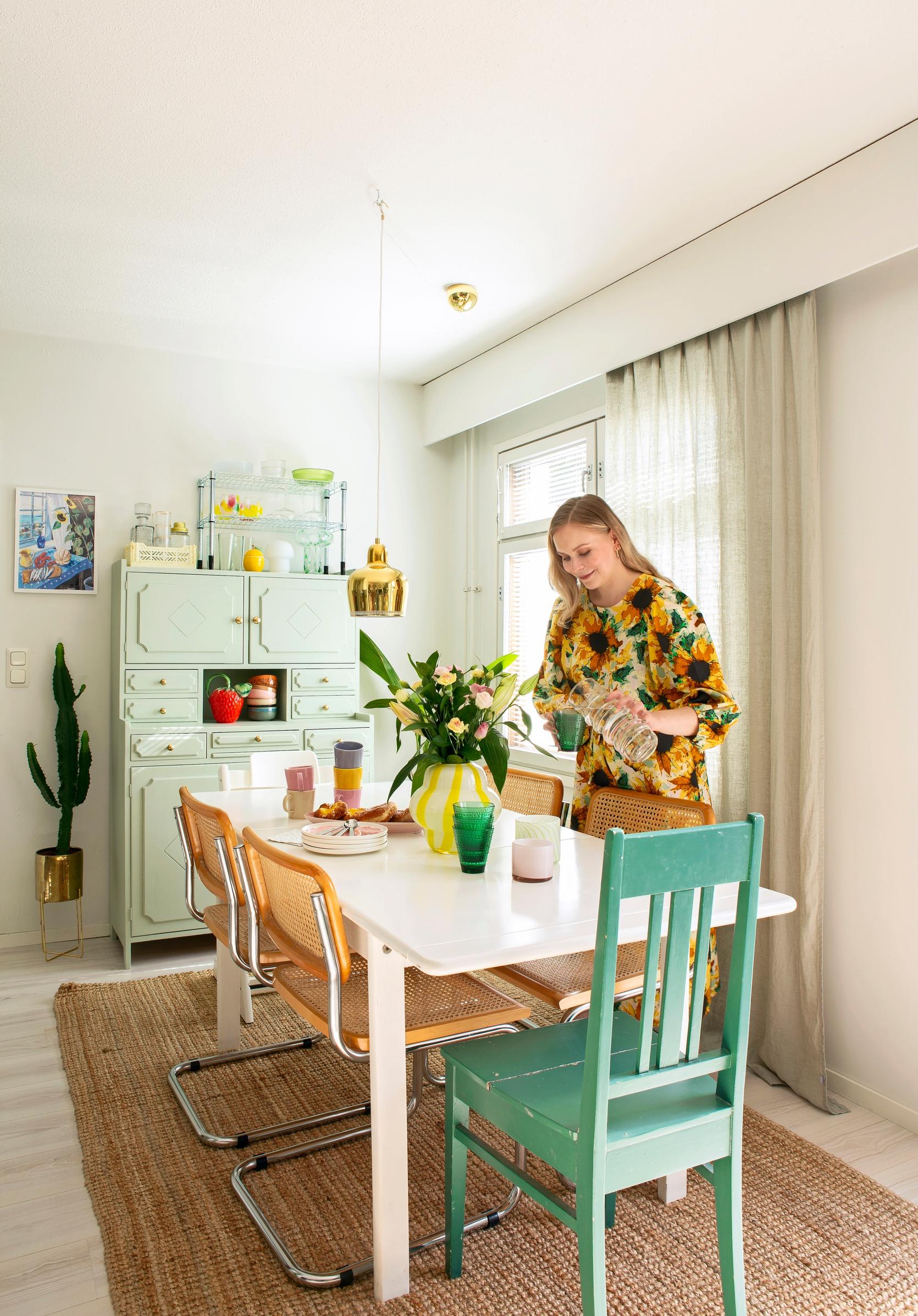 Melina Tervomaa pöydän ääressä