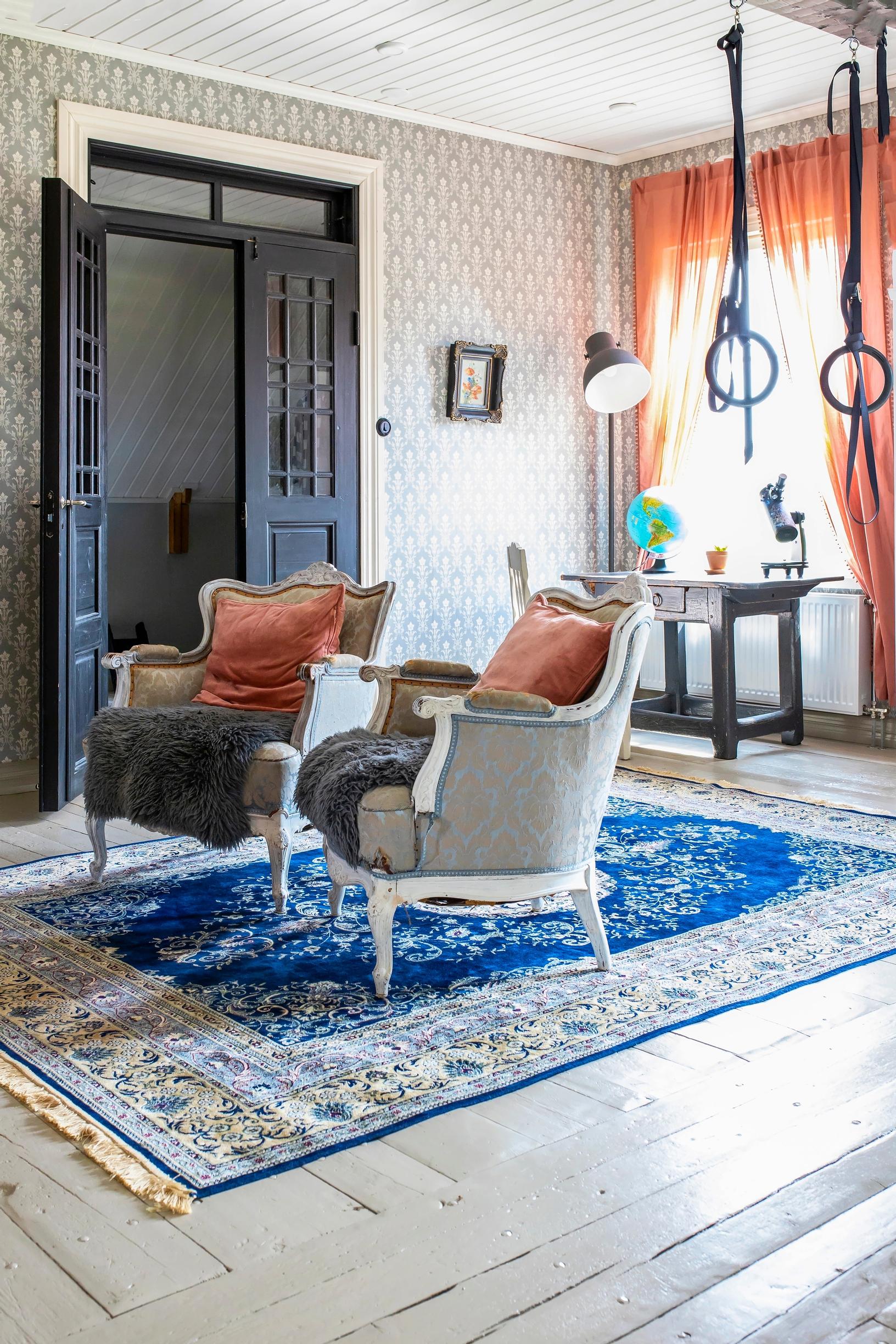 Yläkerran aula ja jumpparenkaat