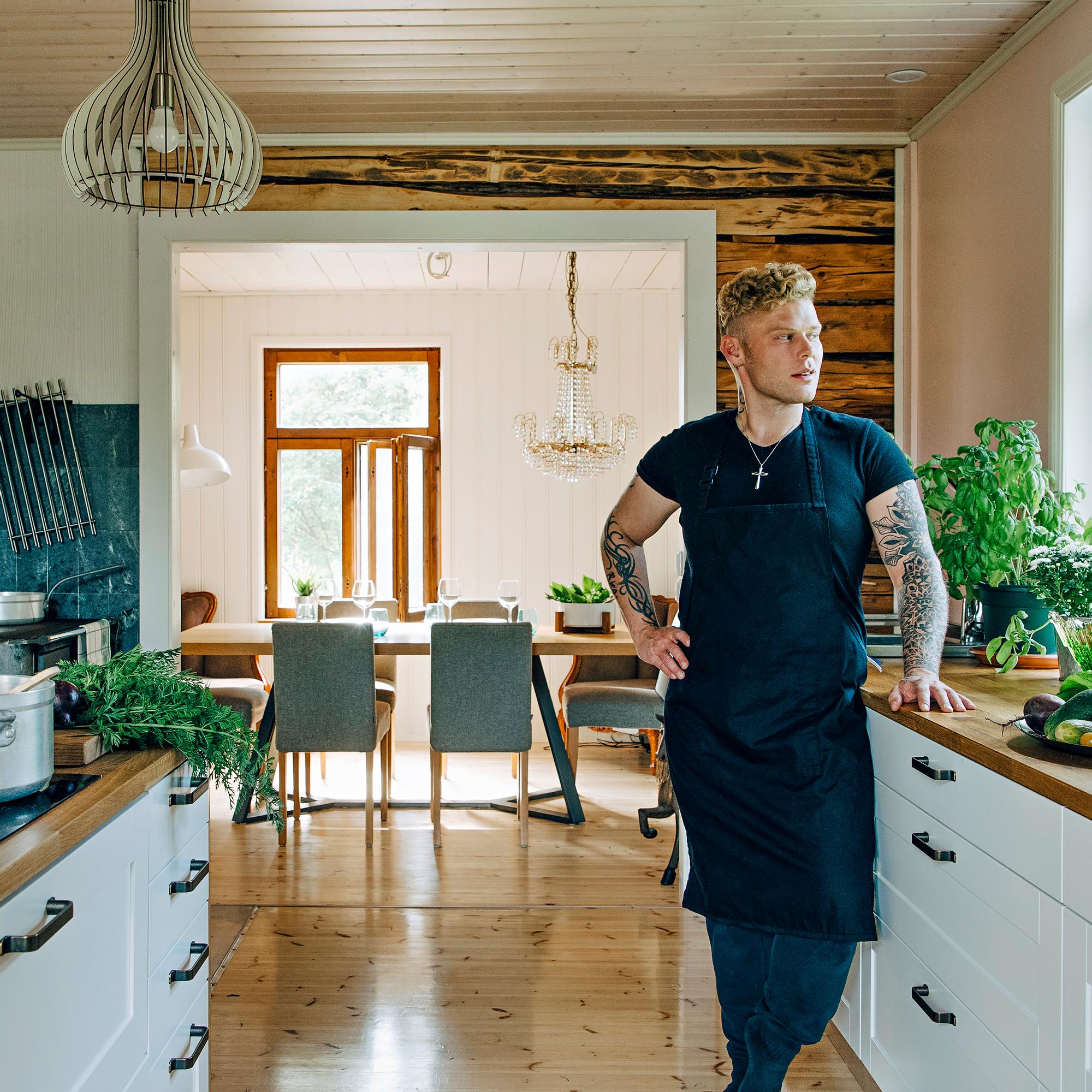 Tangokuninkaan valtakunta! Aki sai maalaistaloonsa unelmiensa vaaleanpunaisen keittiön – tällainen oli hintalappu 
