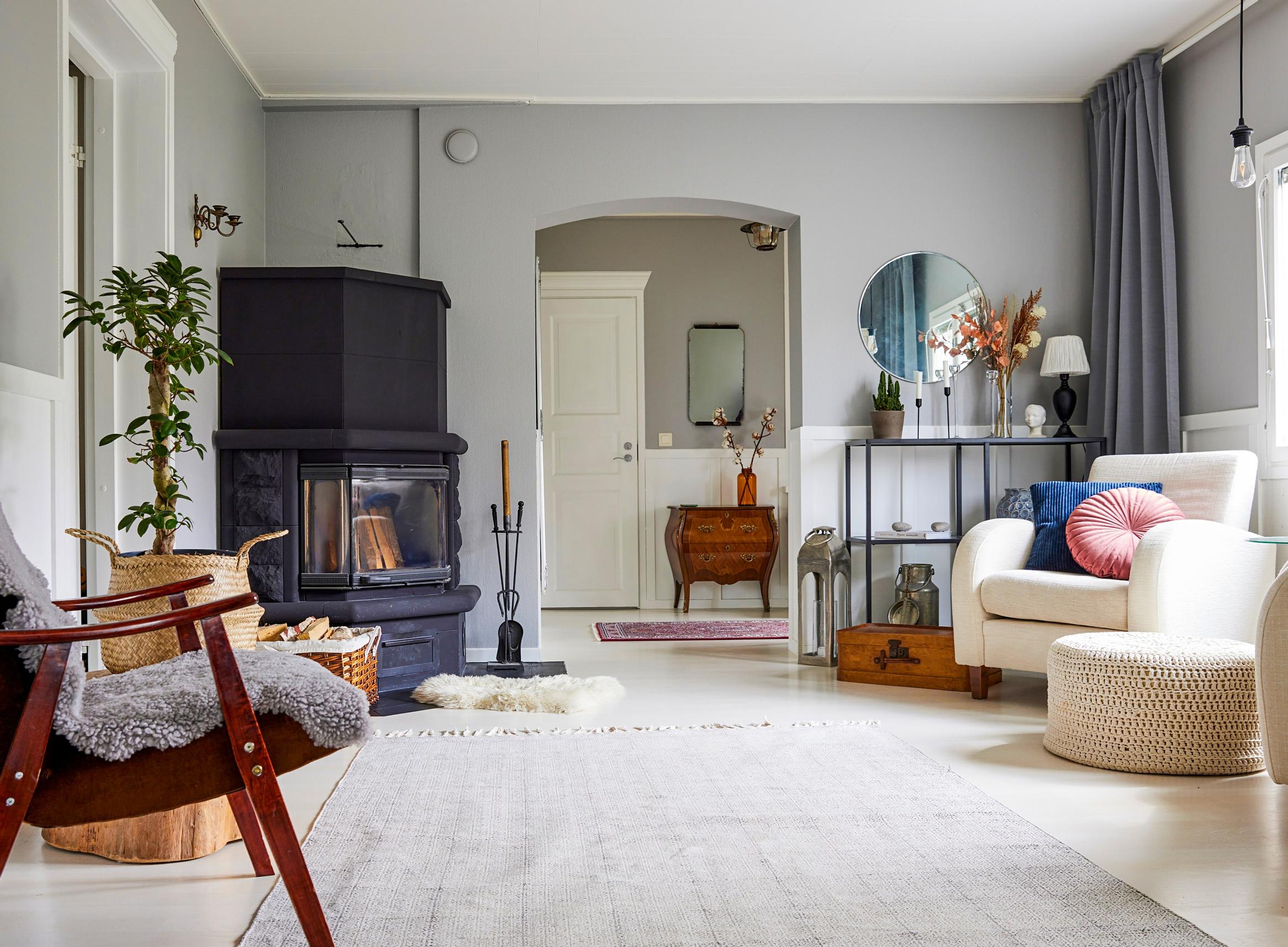 Mustaksi maalattu vuolukivitakka olohuoneessa