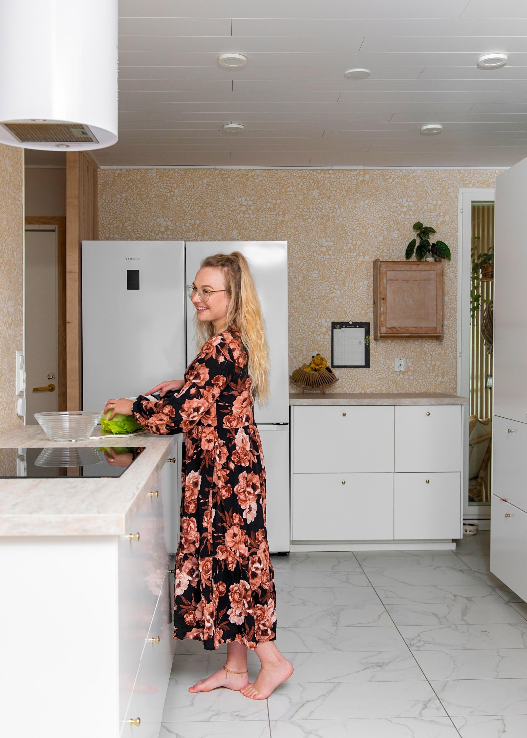 Noora Kiviniemi kotinsa keittiössä