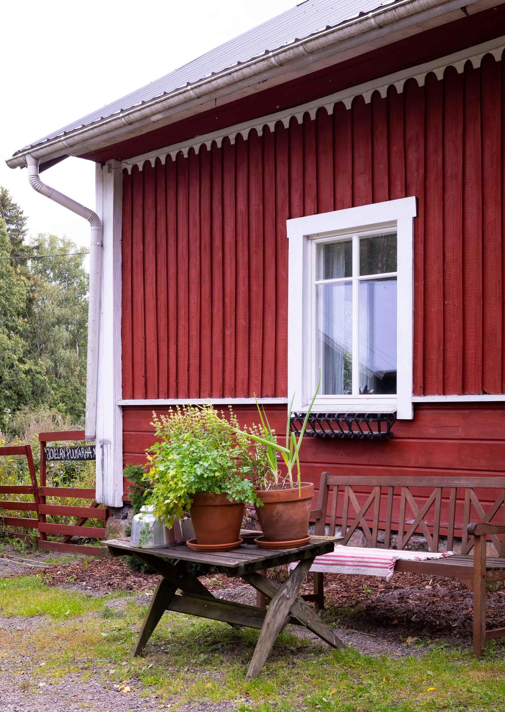 Punaisen puutalon pihapiiriä