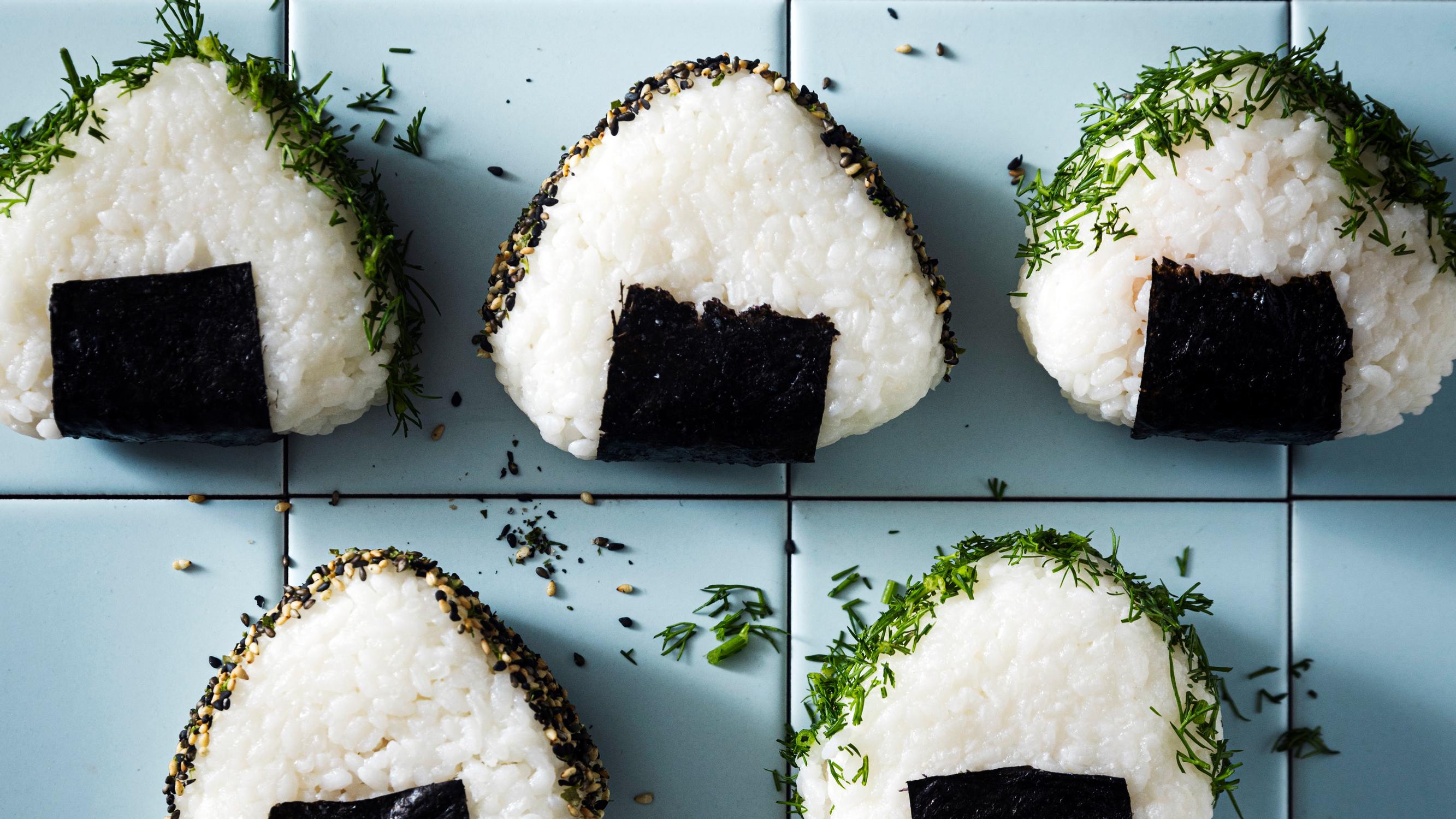 Onigirit – katso video ja opi pyörittelemään sushifanin lempivälipala riisistä!