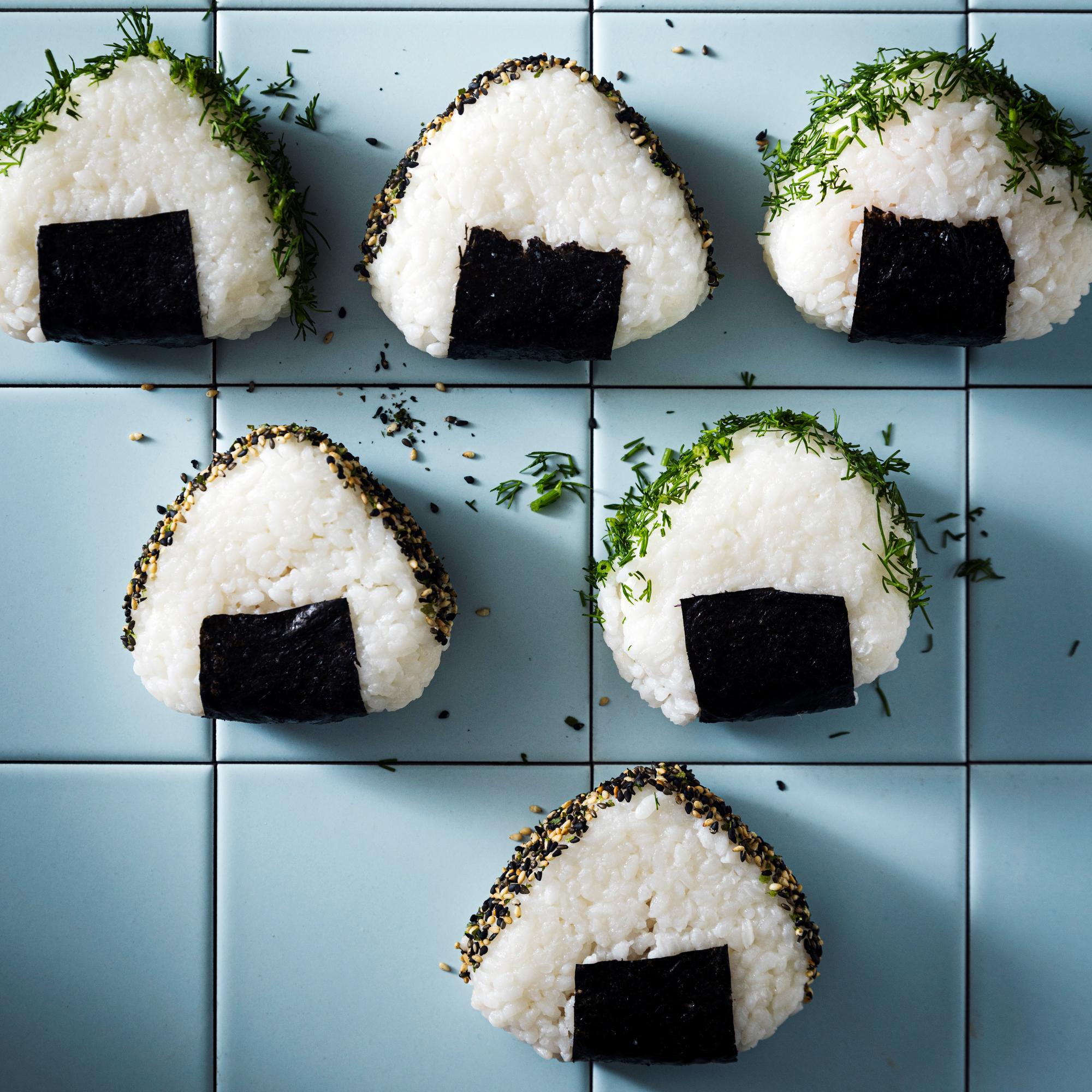Onigirit – katso video ja opi pyörittelemään sushifanin lempivälipala riisistä!