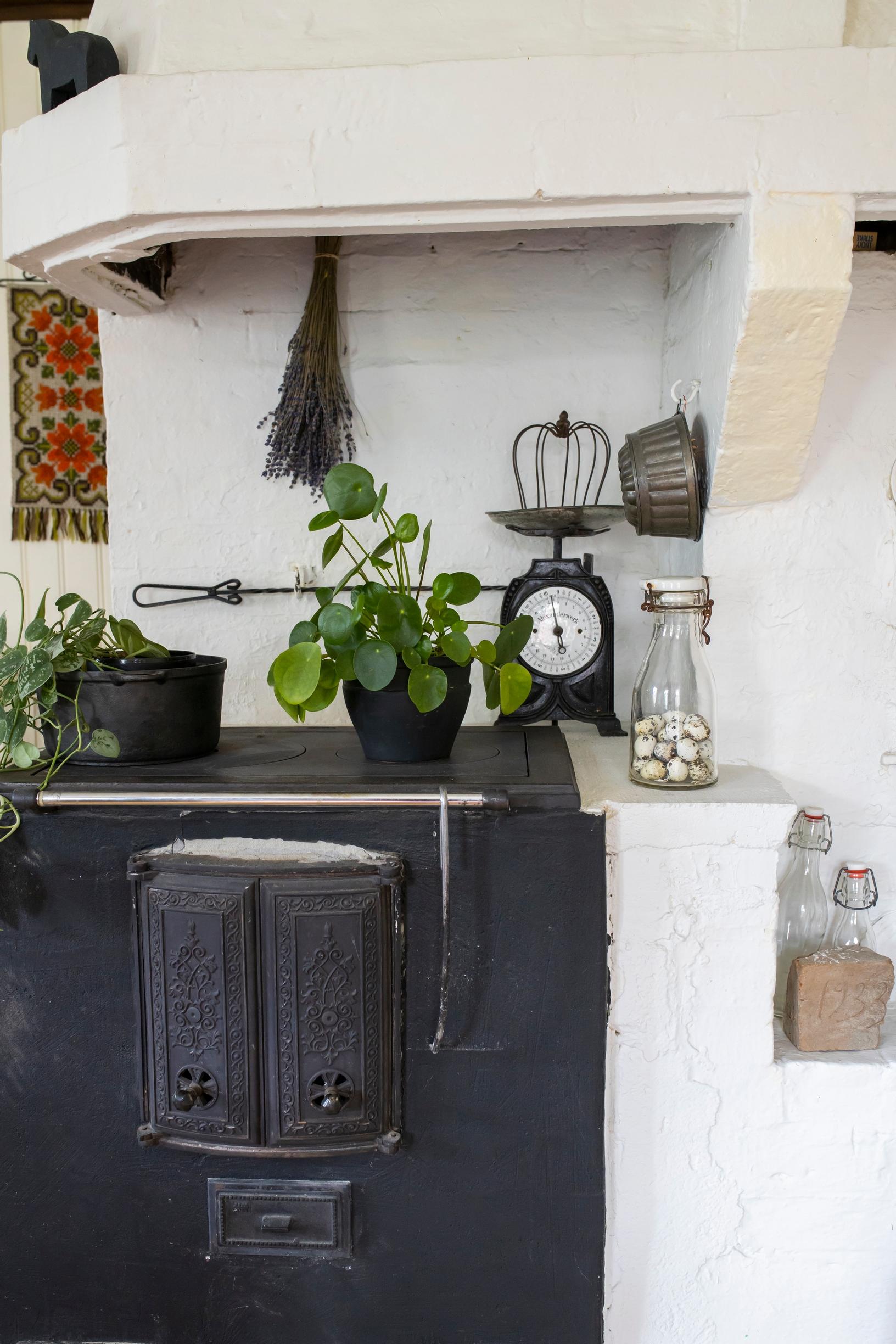 Keittiön puuhellan ja leivinuunin yhdistelmä