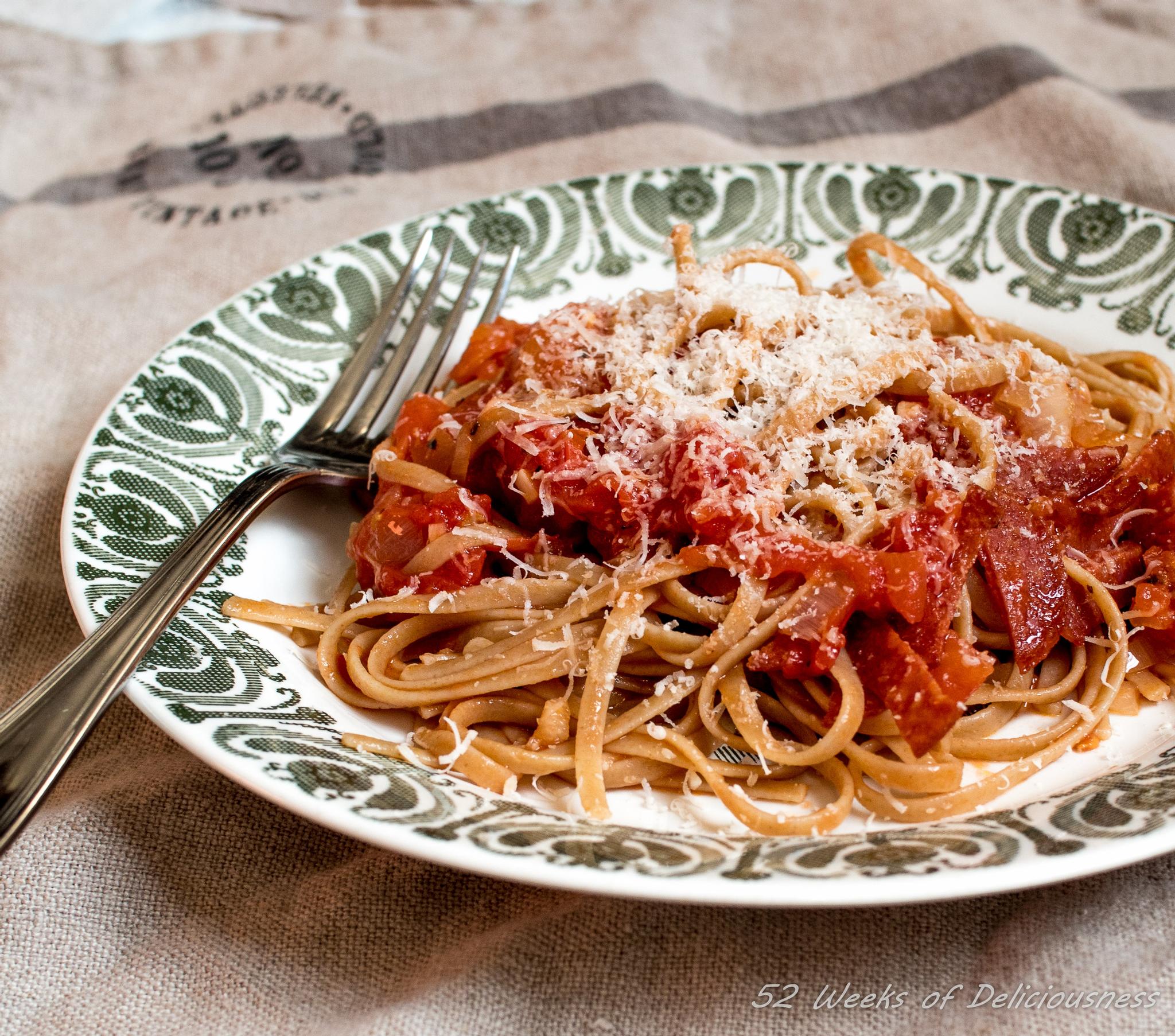 Valkosipulinen tomaatti-pepperonipasta | Maku