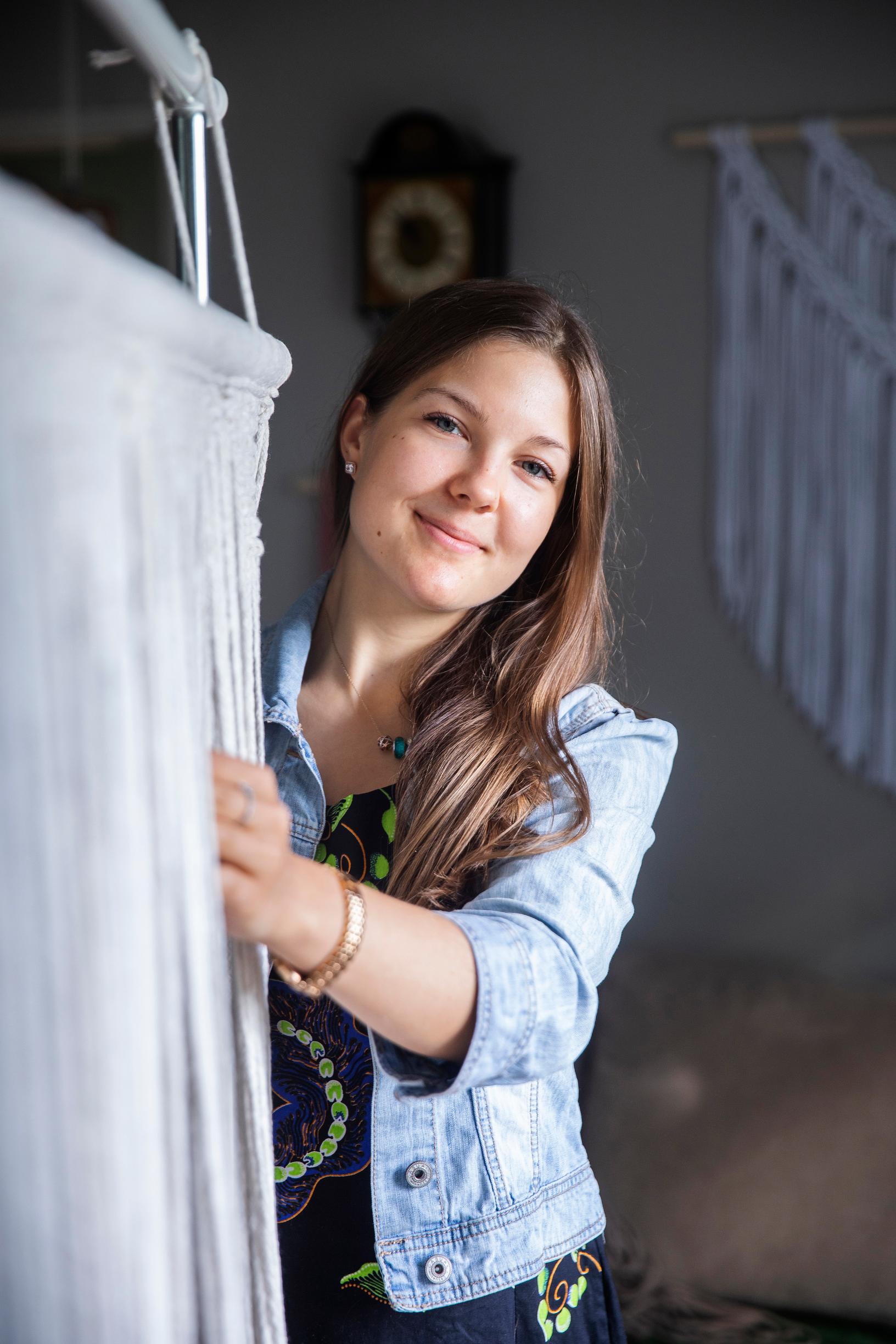 Instasuosikki Emilia Fromholz löysi rauhan makramee-solmeilusta: ”Rentoudun tekemällä illalla viimeiseksi vielä yhden amppelin”