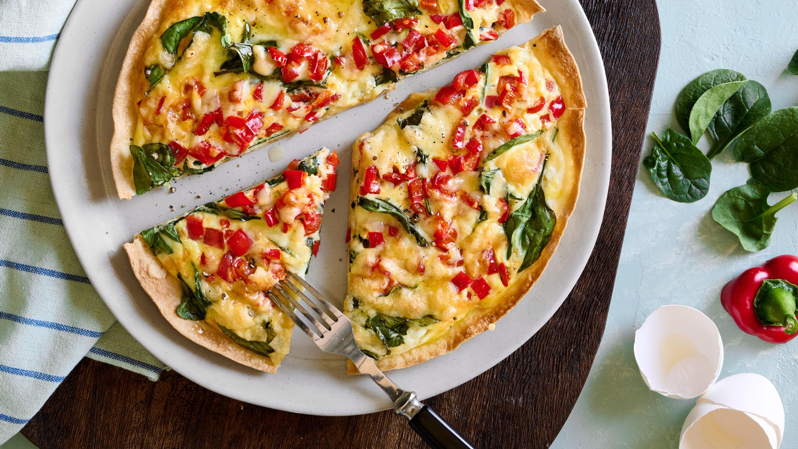 Munakaspannupizza on näppärä jokatilanteen herkkuruoka, joka valmistuu uuniin 5 minuutissa!