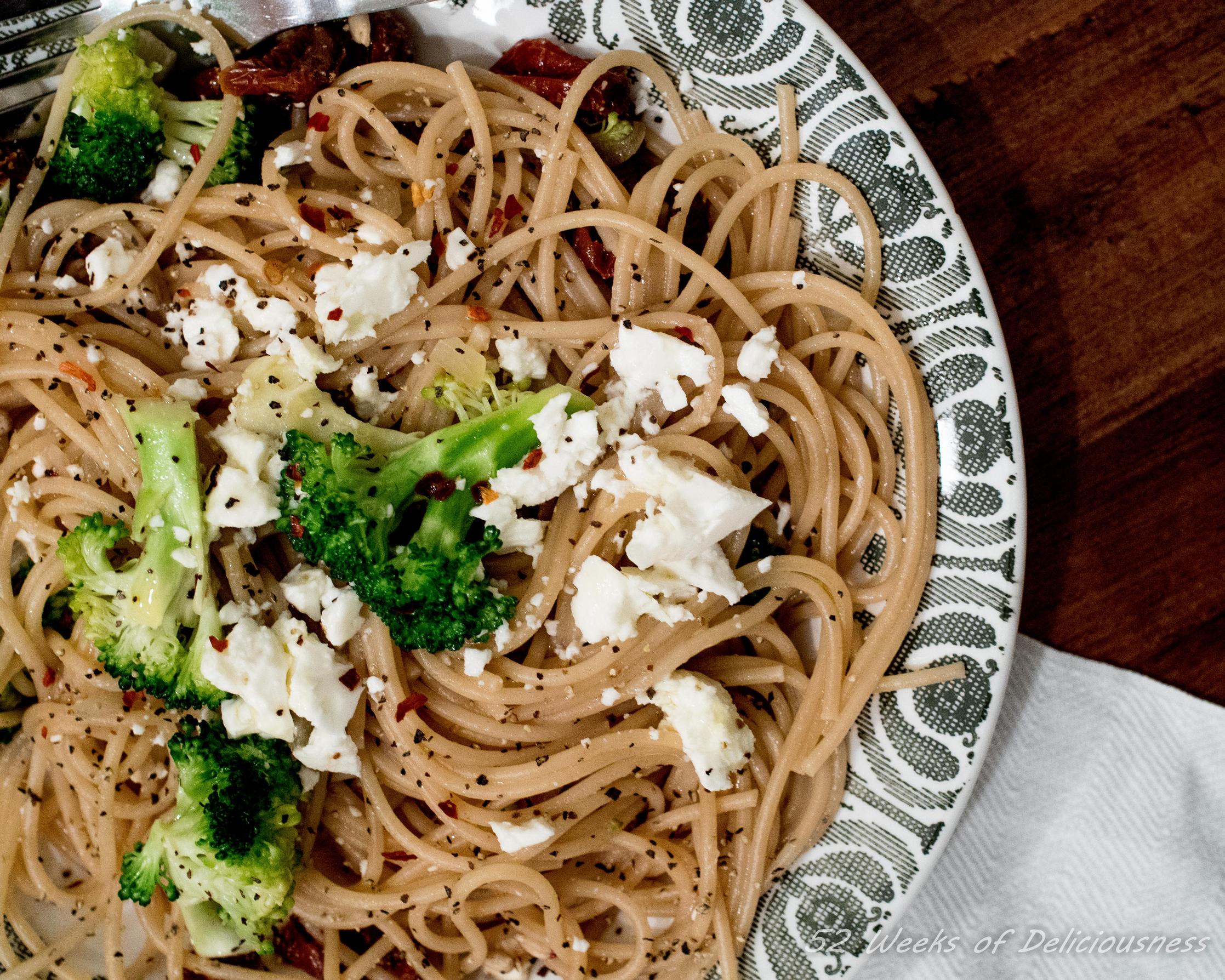 Parsakaali-tomaatti-fetapasta