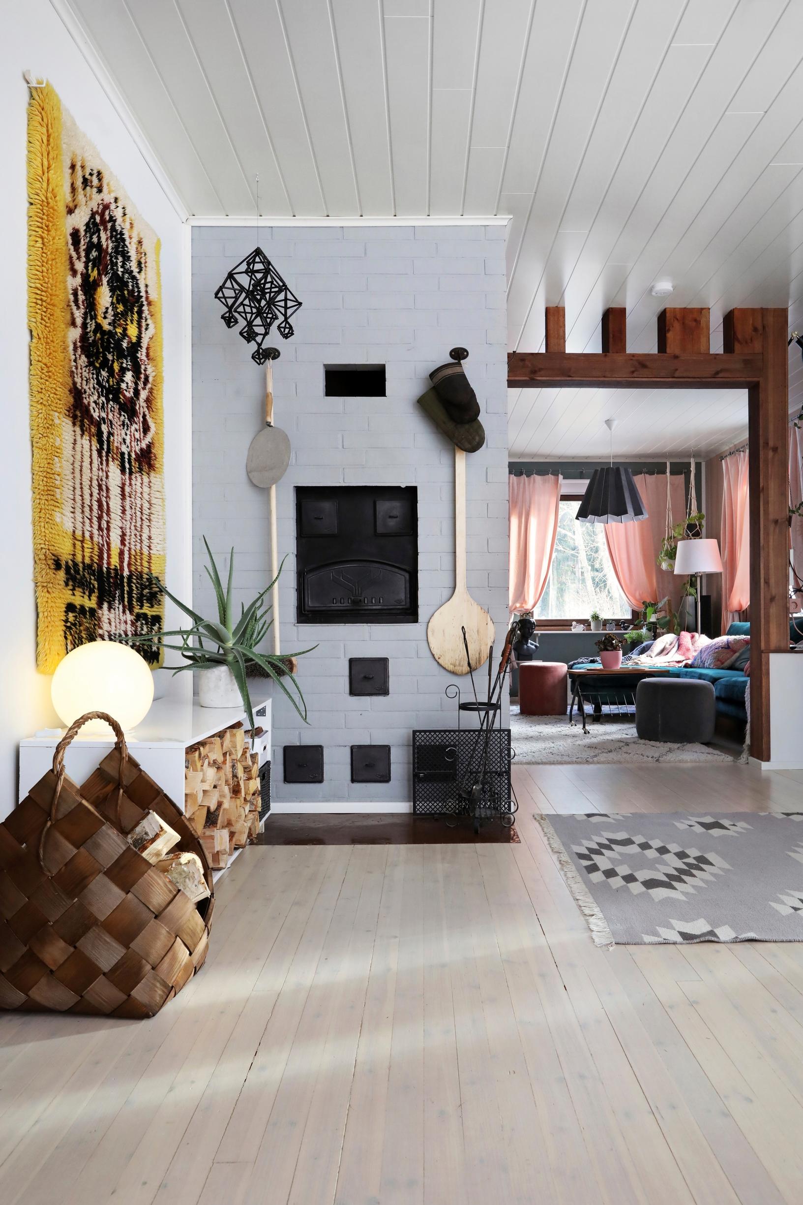 Harmaaksi rapattu leivinuuni