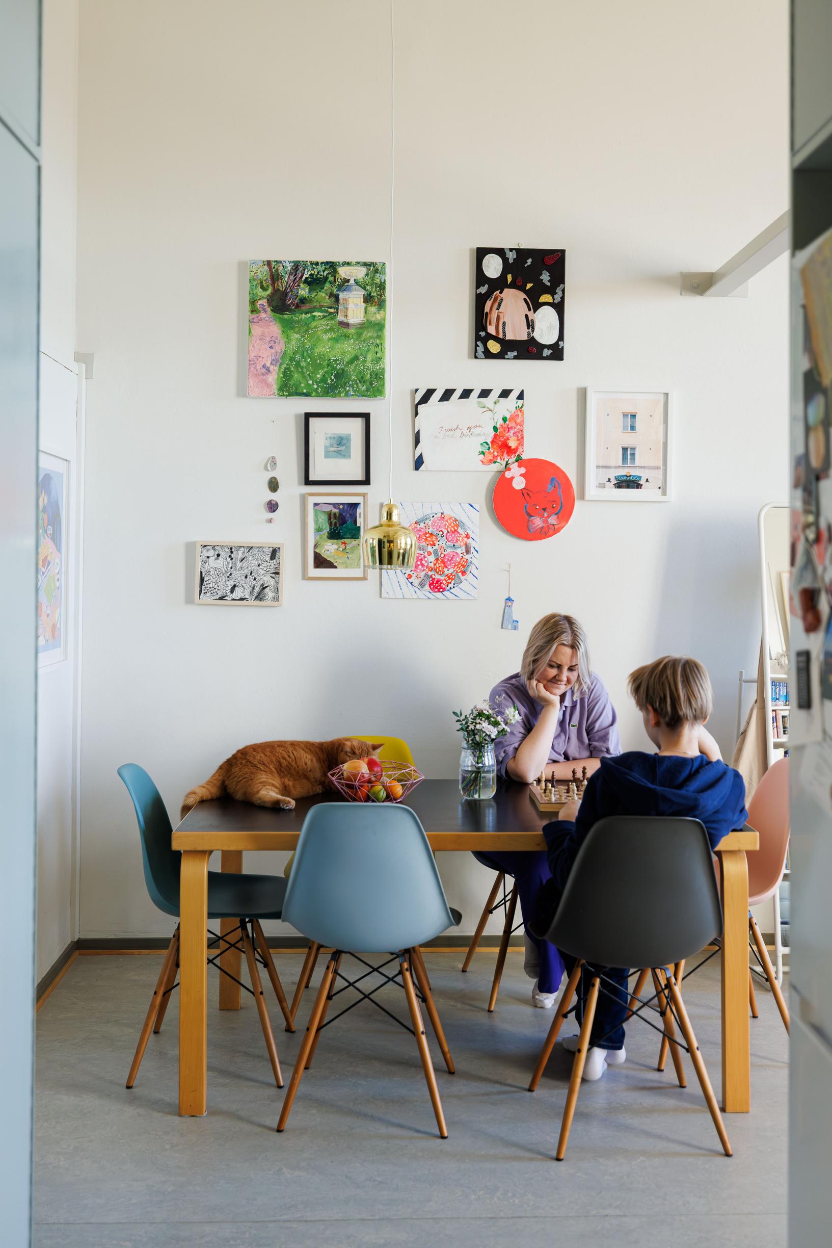 tauluja seinällä ruokailutilassa