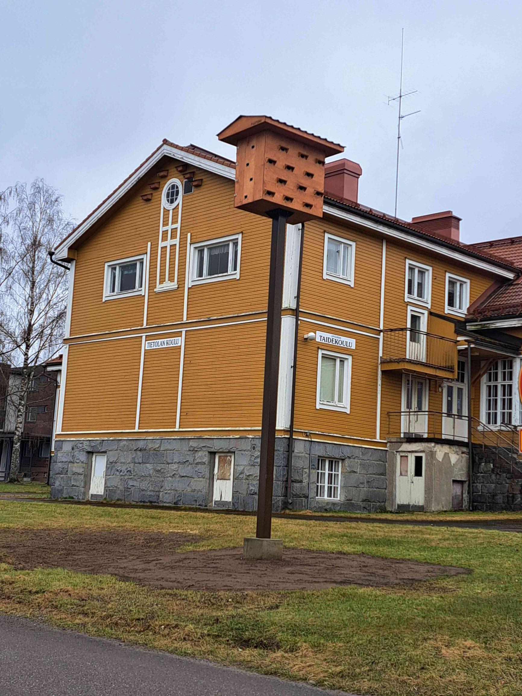 Henrikssonin Leppävirralle rakentama koti linnuille.