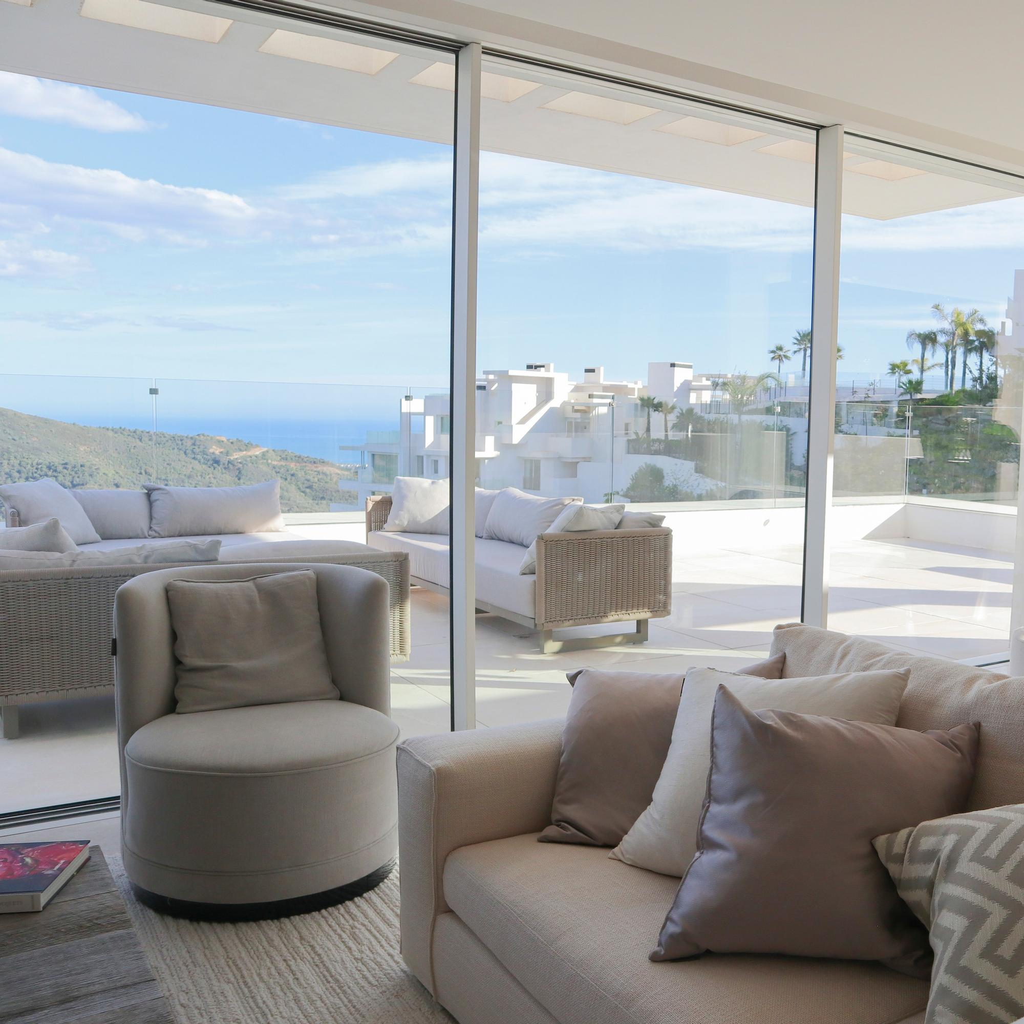 Sisustusarkkitehti Vertti Kivi hankki Espanjasta unelmahuoneiston, josta saavat nauttia myös lähipiiri ja työntekijät: "Elämän suola on järjestää aikaa ja juhlia ystäville"