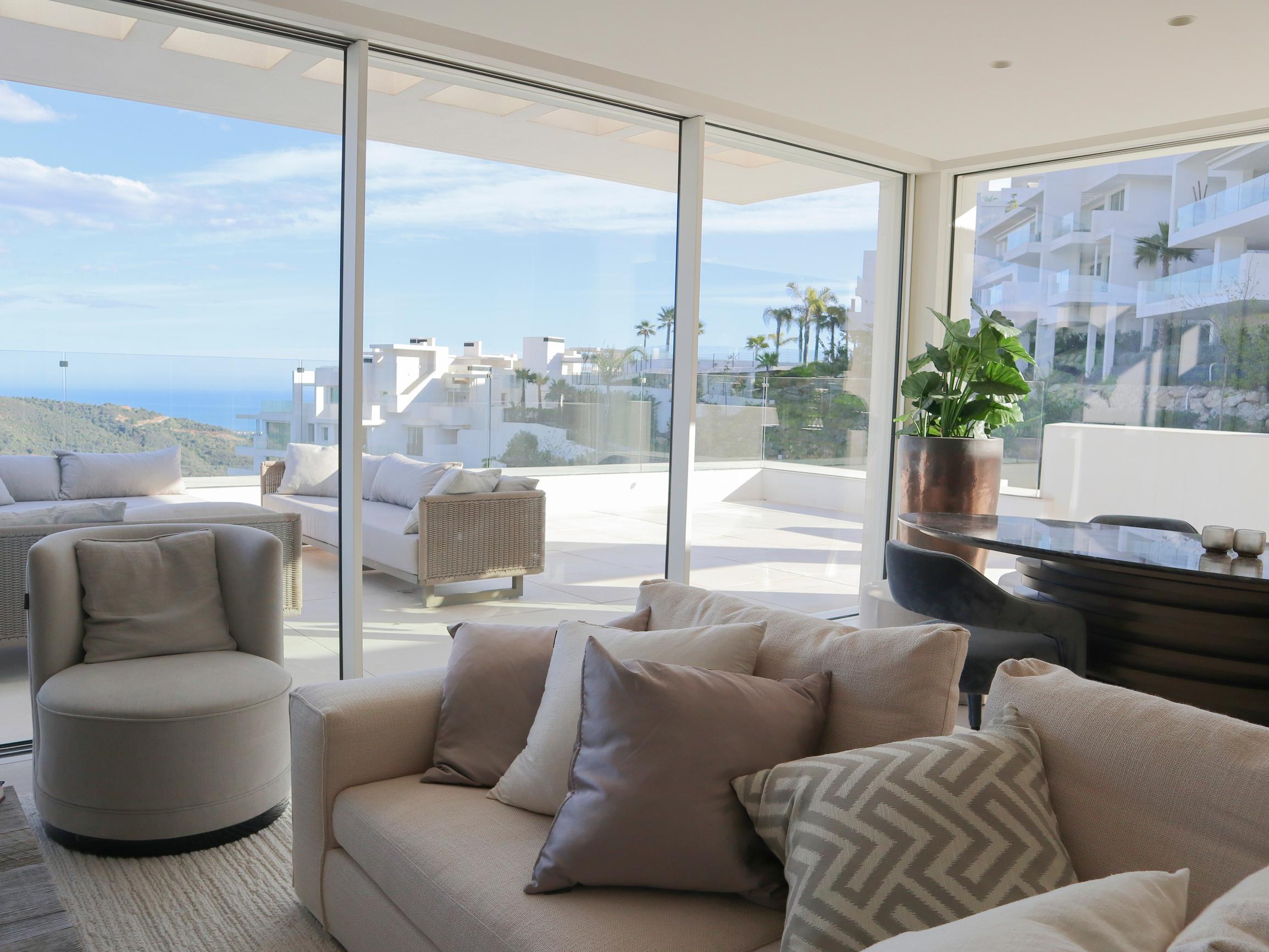 Sisustusarkkitehti Vertti Kivi hankki Espanjasta unelmahuoneiston, josta saavat nauttia myös lähipiiri ja työntekijät: "Elämän suola on järjestää aikaa ja juhlia ystäville"