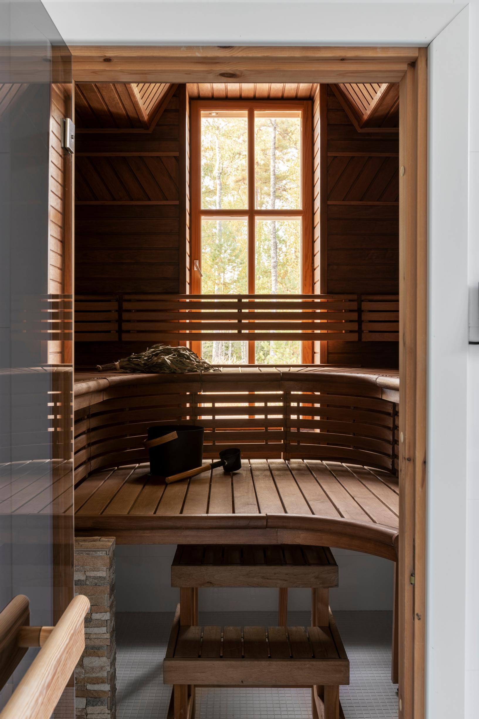 Lämpimän puunsävyinen, ikkunallinen sauna