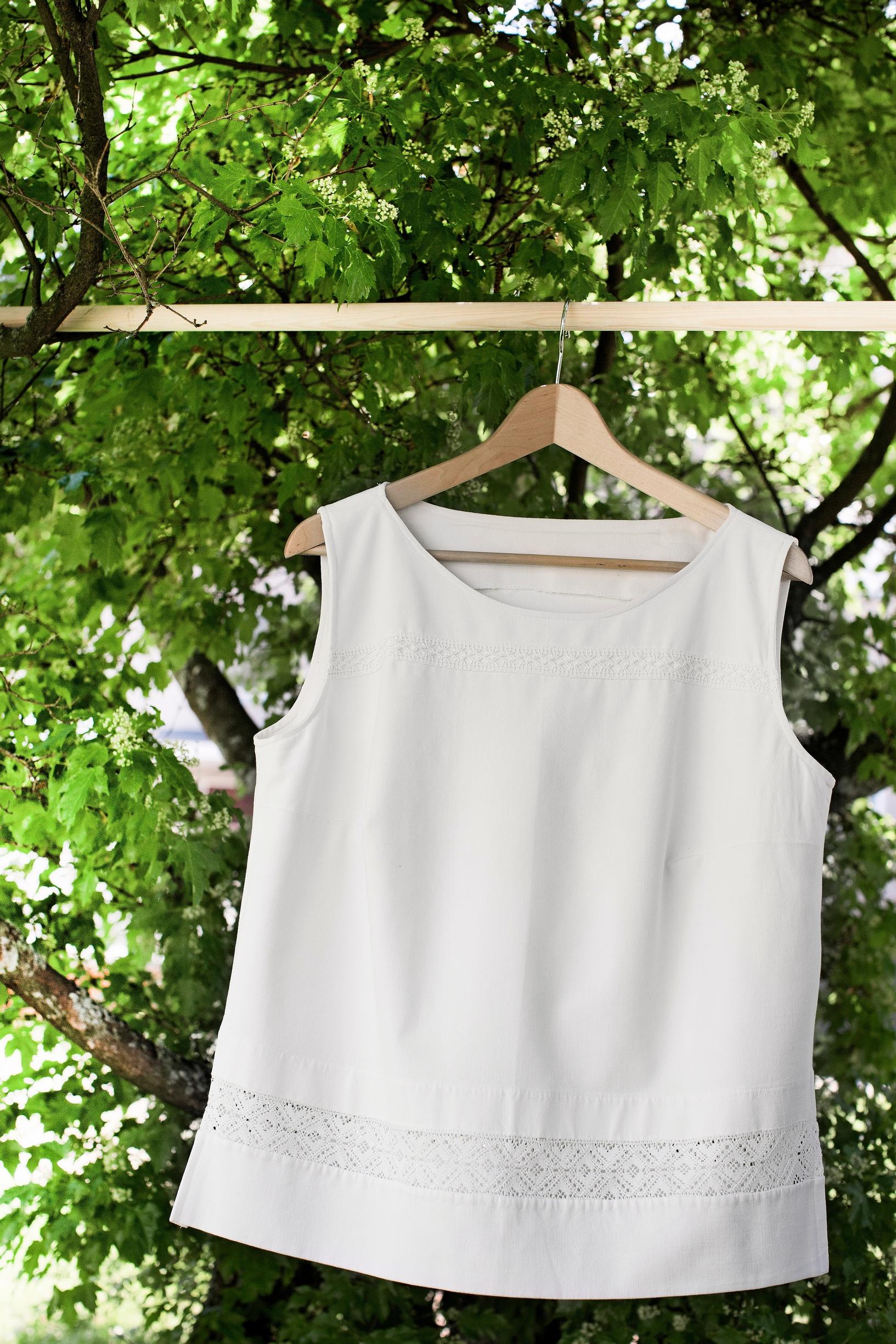 Vanhasta kapiolakanasta tehty pitsikoristeinen yöpaita.