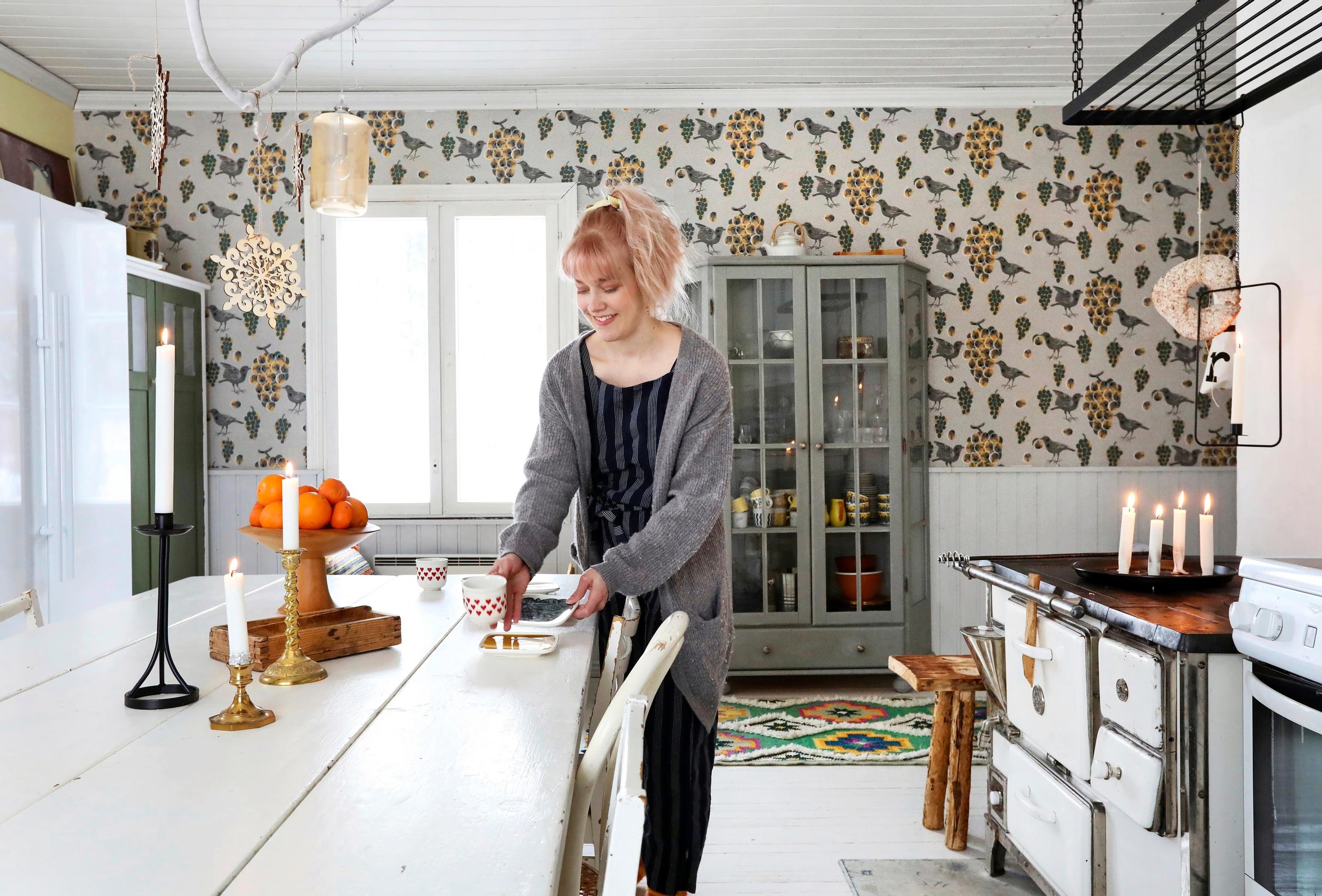 Heidi kattaa ruokapöytää