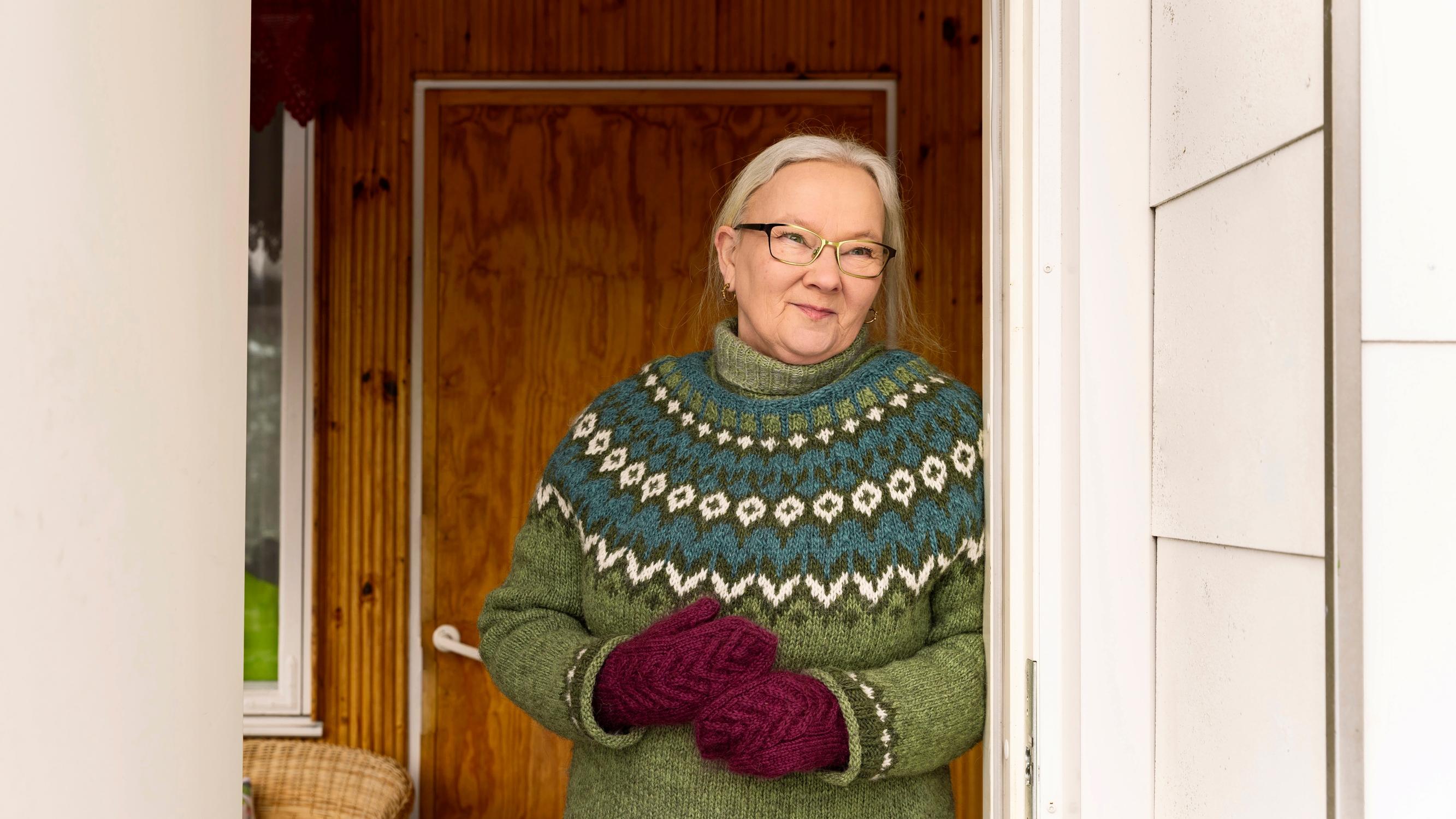 Kun äiti kuoli, neulominen auttoi Tiinaa surussa: ”Taivassukat olivat viimeinen lahja äidilleni”