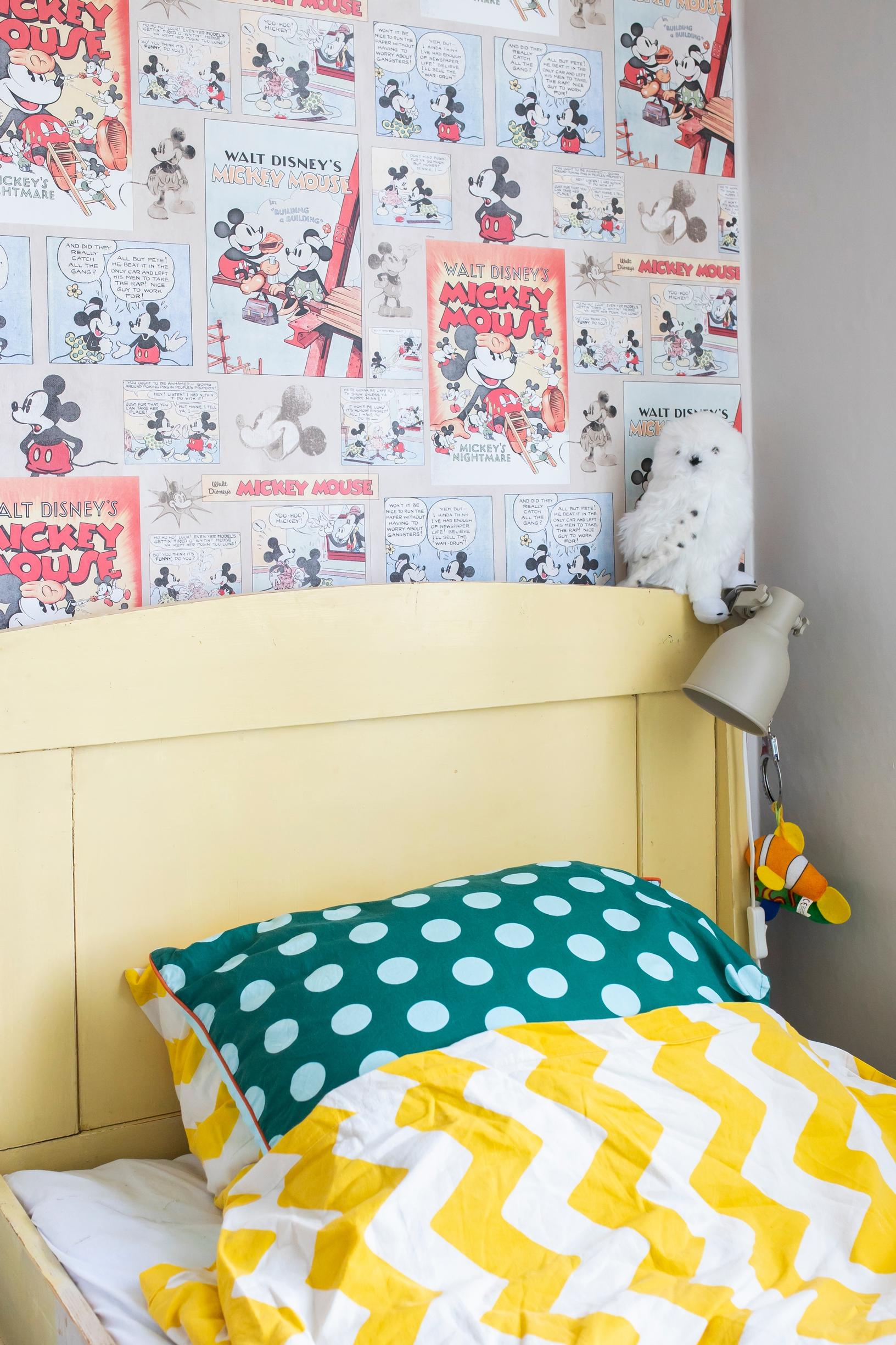 Talonpoikaissänky lastenhuoneessa