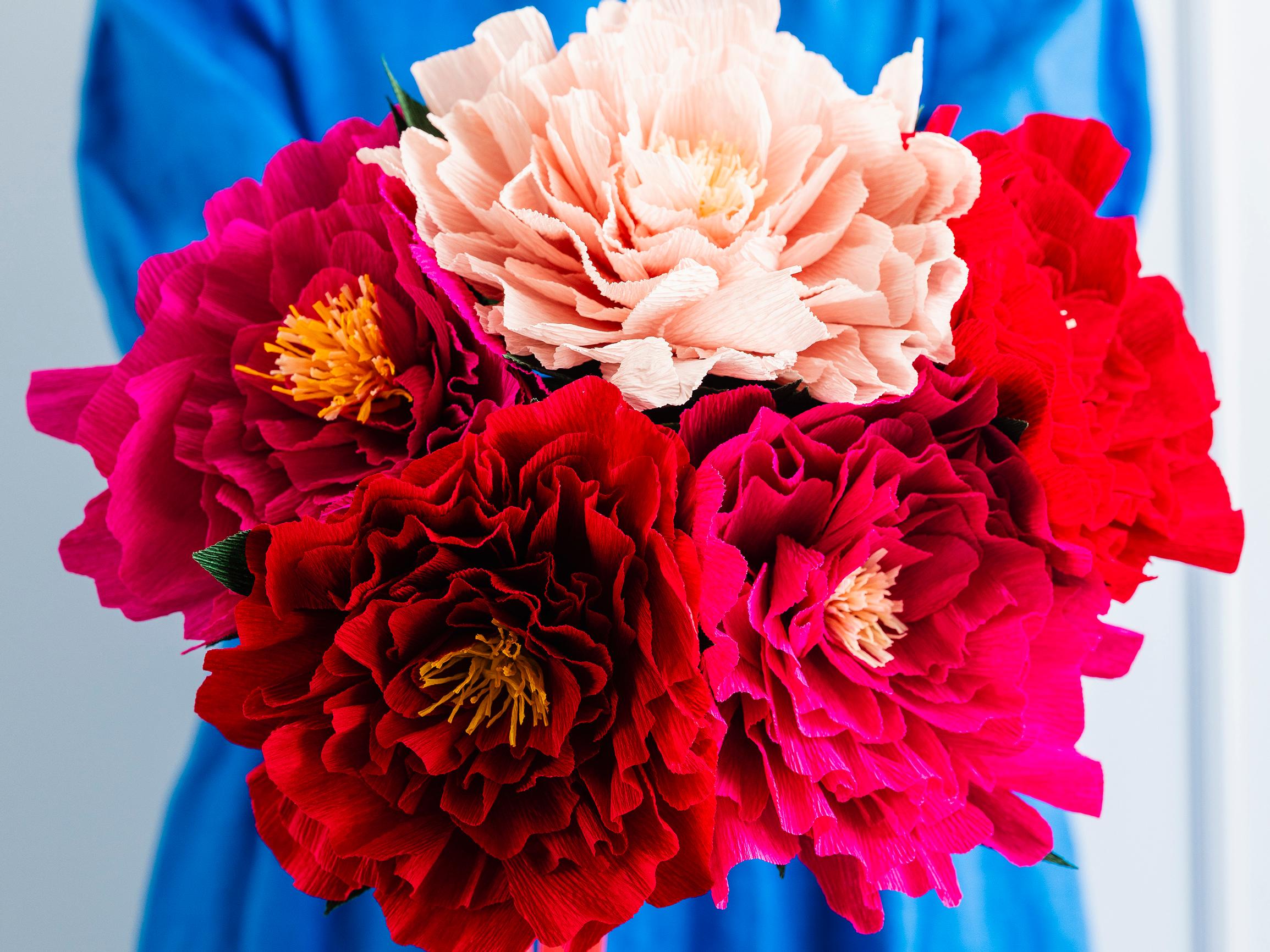 Paperipionit näyttävät lähes aidoilta – askartele kesän kaunein kimppu kreppipaperista