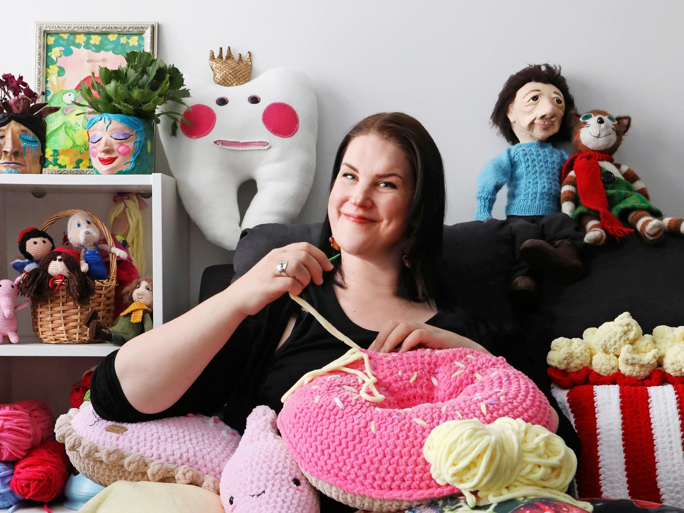 Kun lapsi toivoo lelua leikkikeittiöön, Jenni tarttuu lankaan – virkatut sushit ja itse tehdyt satuhahmot kestävät käyttöä