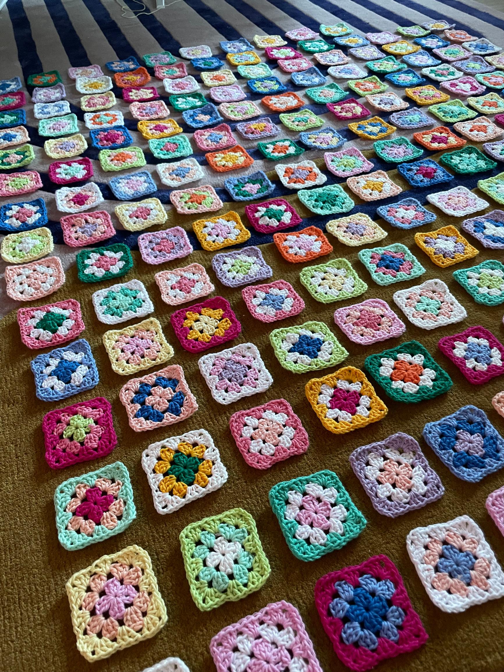 Isoäidinneliötä lattialla.