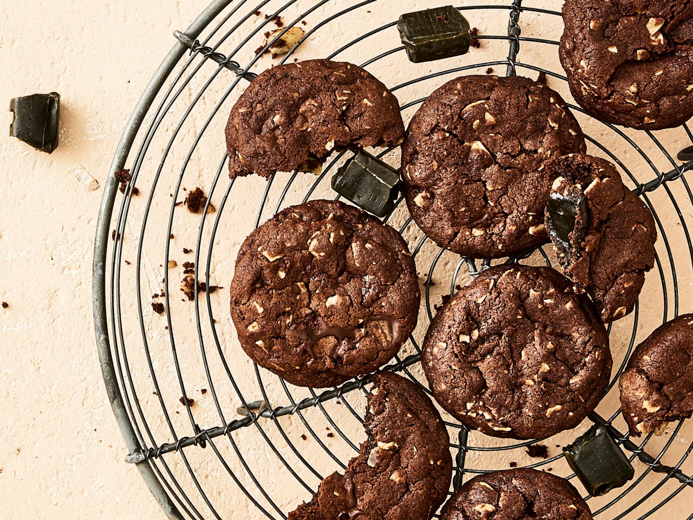 Hopeatoffee-suklaakeksit − mehevän tahmeiden keksien sisältä paljastuu pehmeä lakritsitoffeesydän