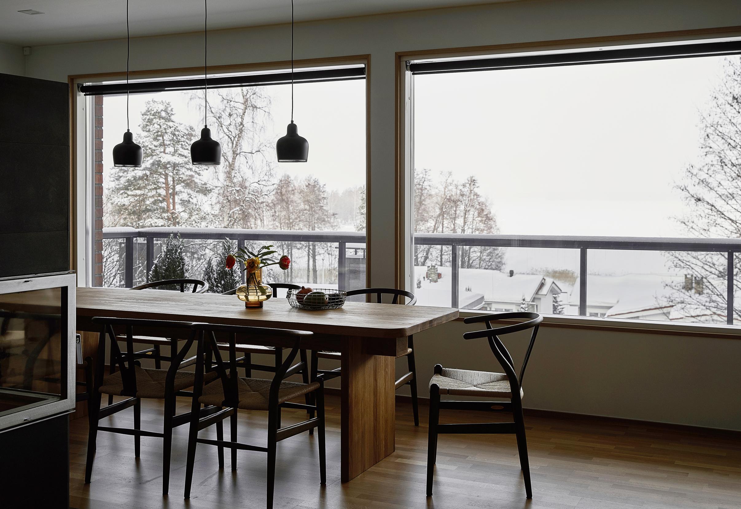 Näkymä ruokailutilasta järvelle
