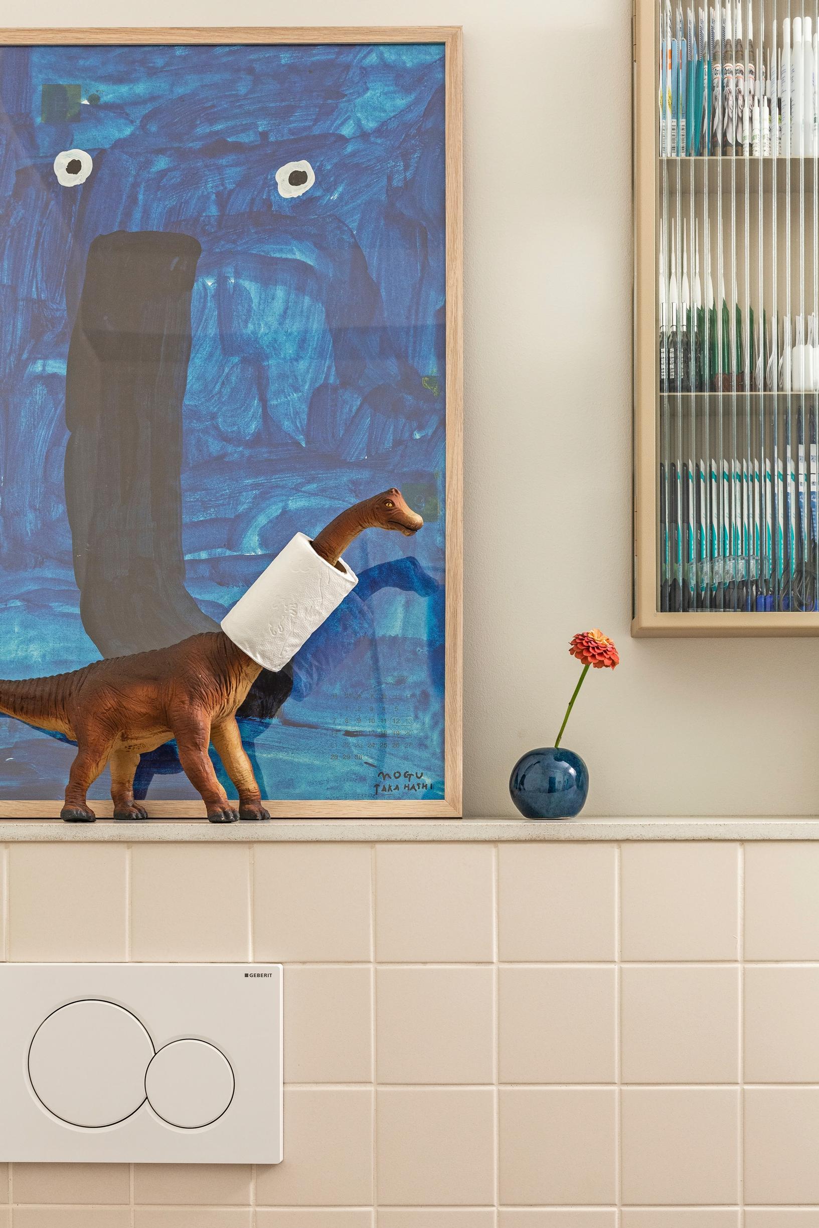 wc-paperi dinosauruksen kaulassa