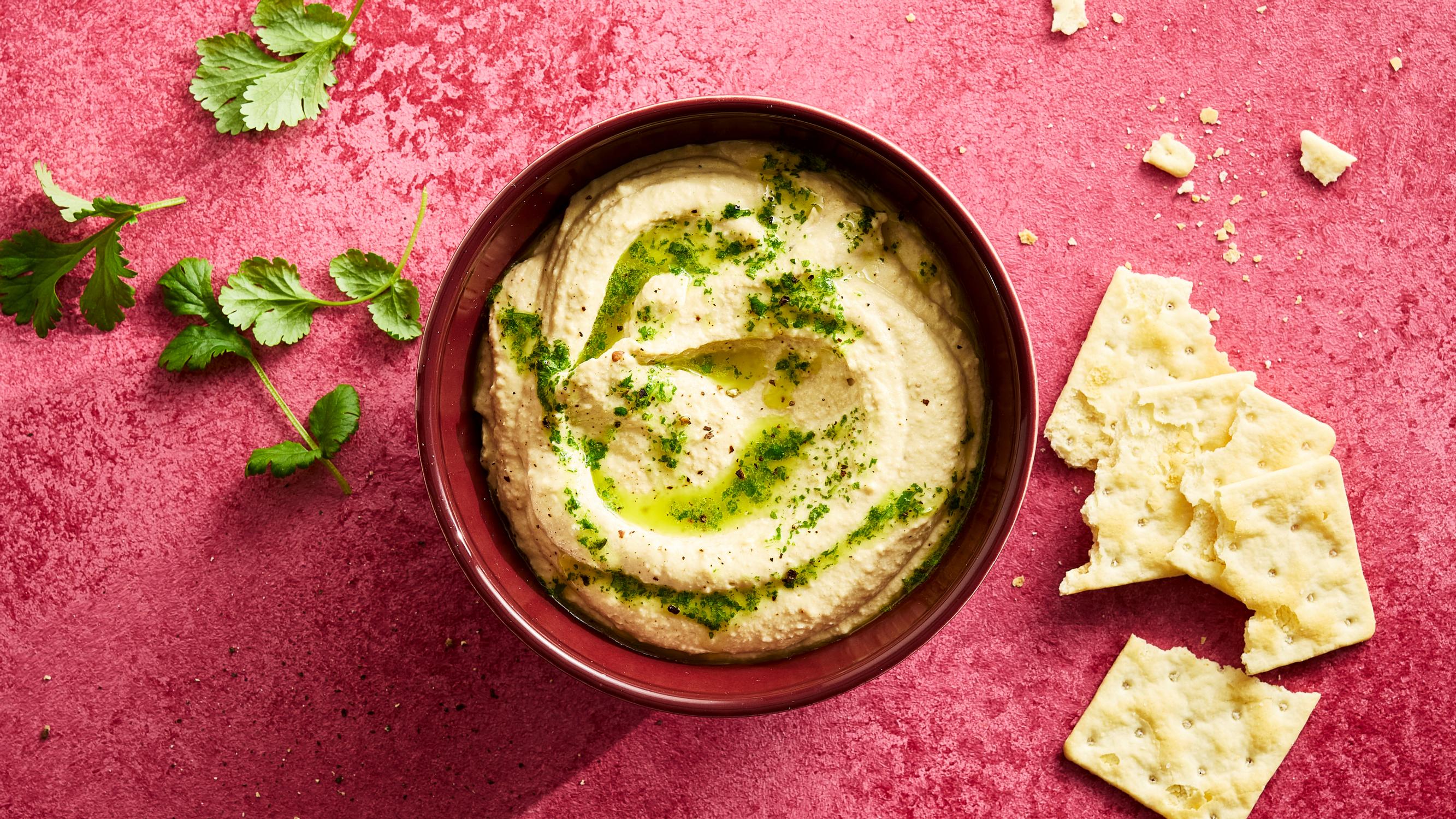 Vaahdotettu hummus – kikherneliemi tekee hummuksesta pehmeän kuohkean