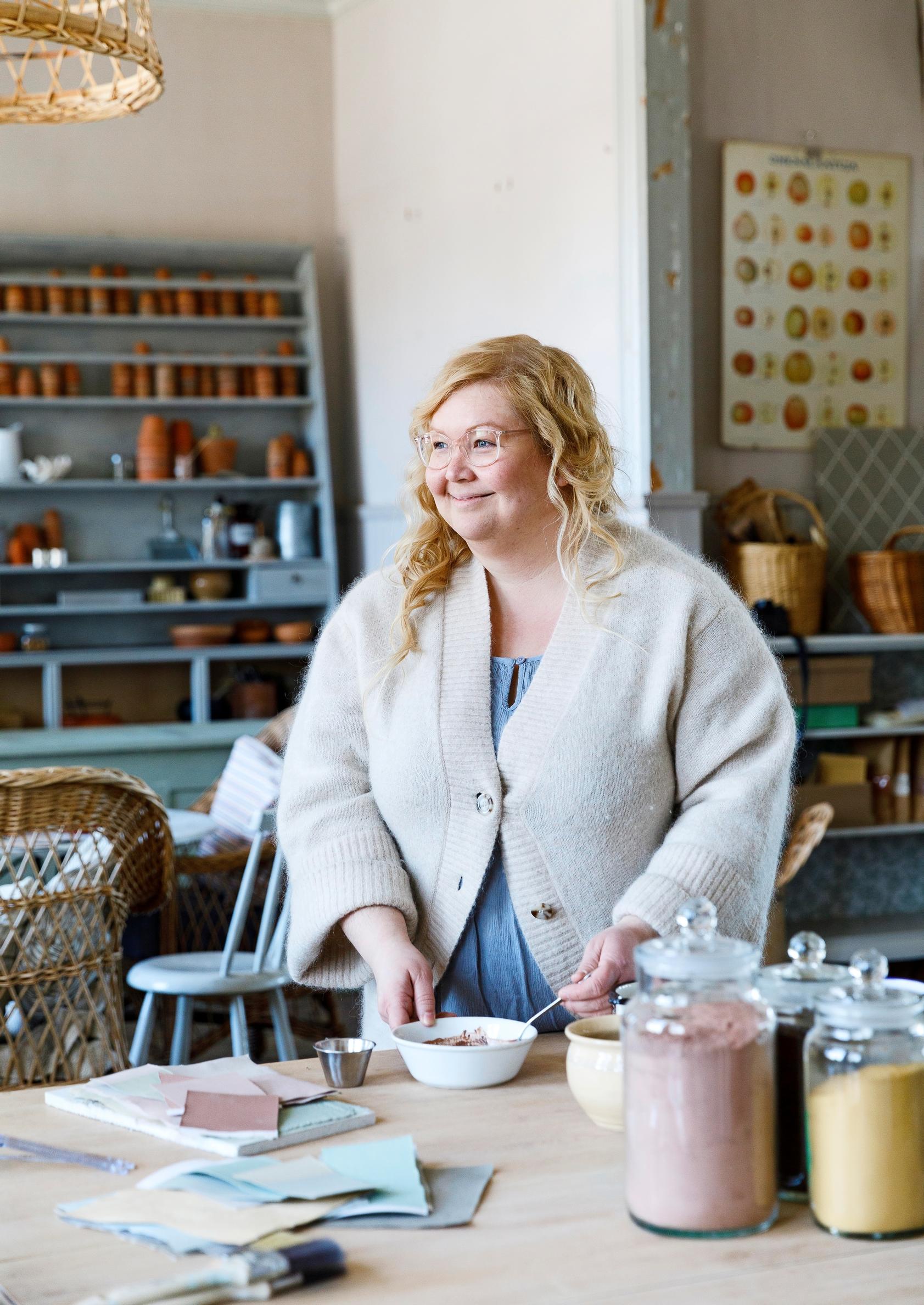 Savimaali sekoitetaan jauheesta.