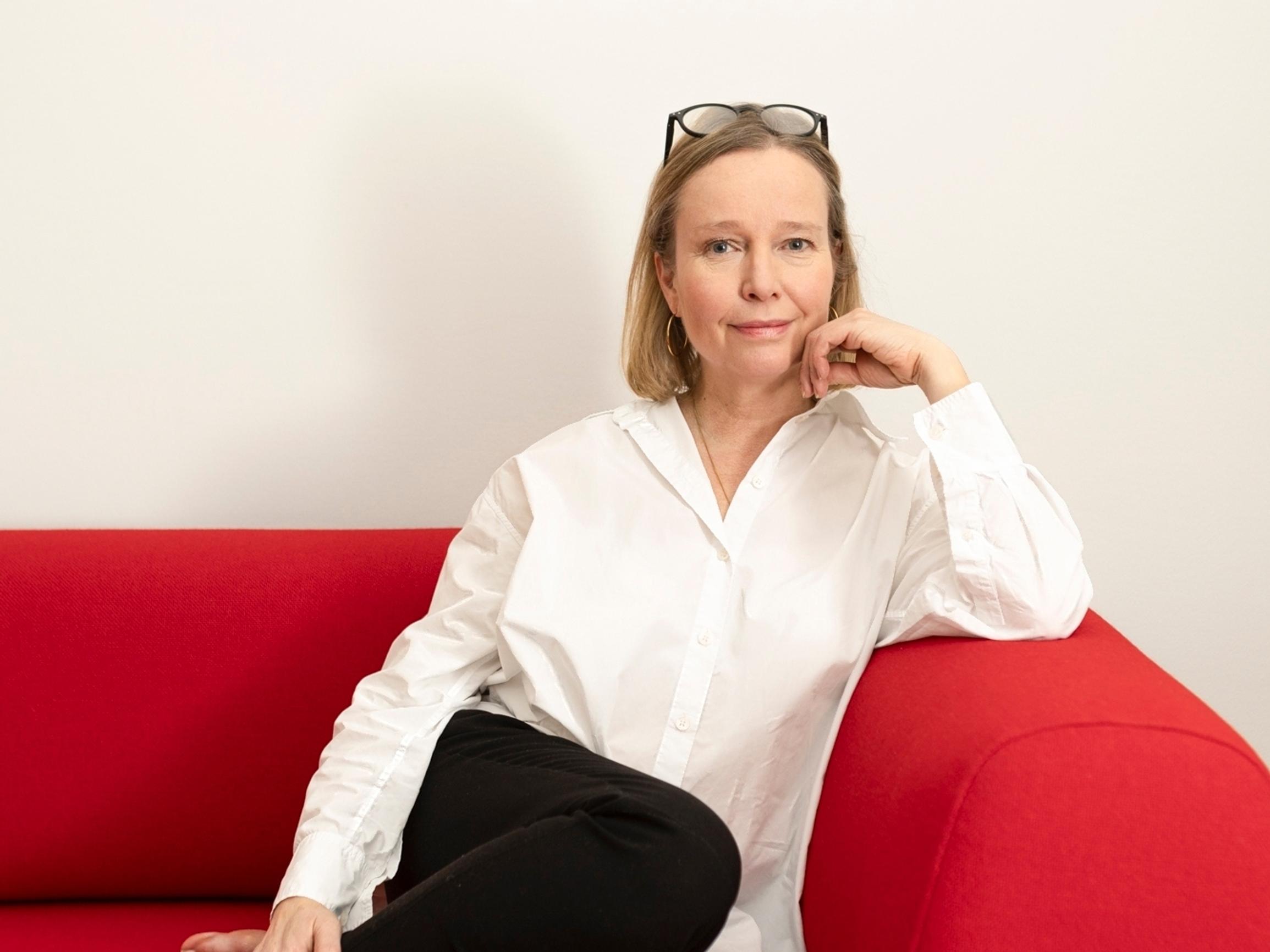 Vuoden 2024 kalustesuunnittelija Petra Lassenius: ”Haluaisin astua päiväksi Aino Aallon saappaisiin”