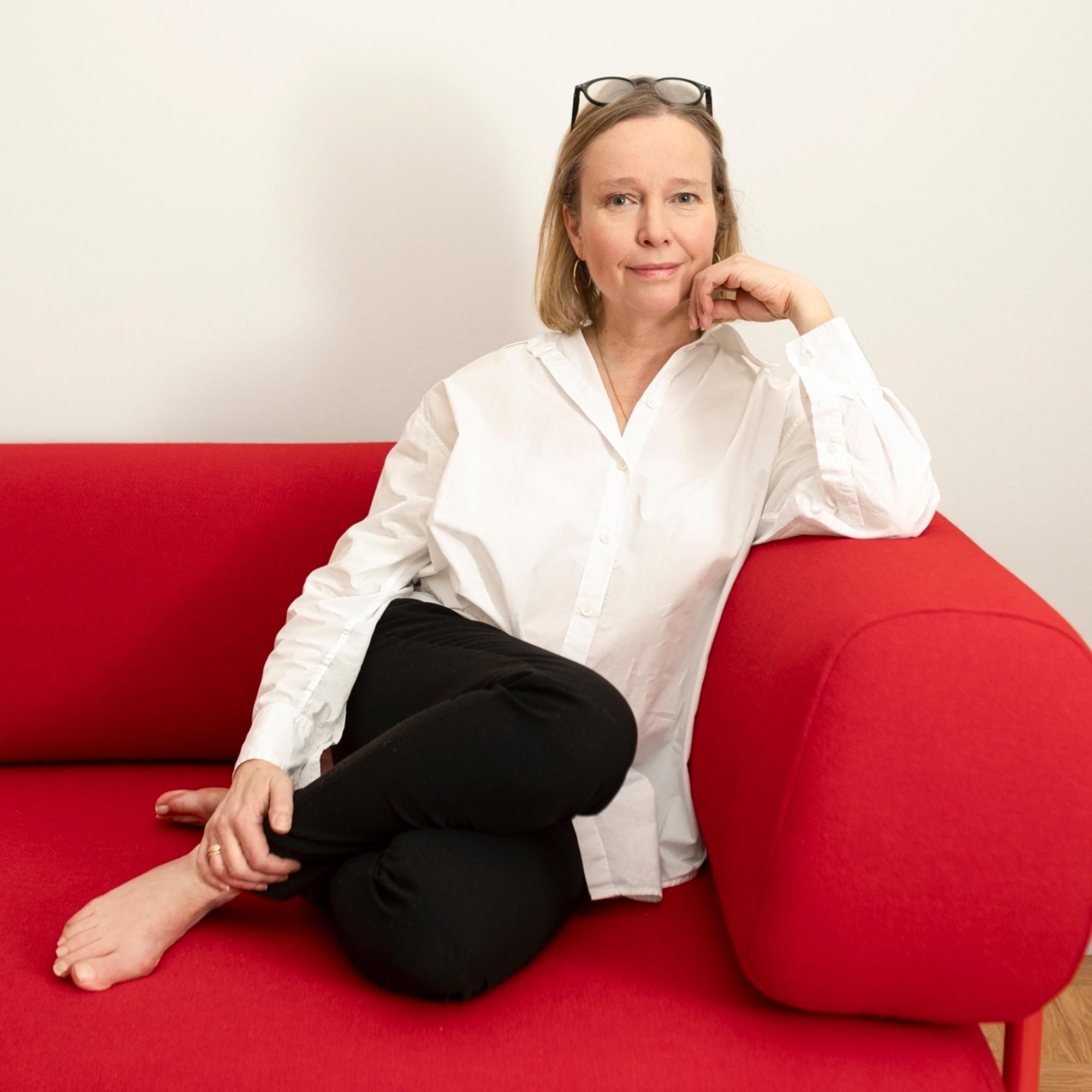 Vuoden 2024 kalustesuunnittelija Petra Lassenius: ”Haluaisin astua päiväksi Aino Aallon saappaisiin”