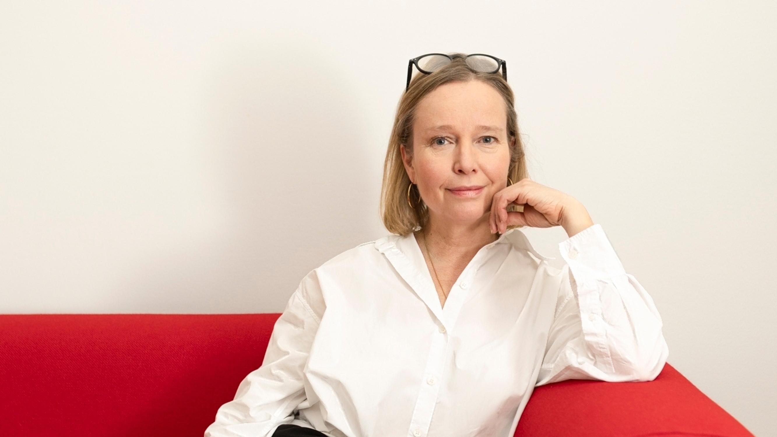 Vuoden 2024 kalustesuunnittelija Petra Lassenius: ”Haluaisin astua päiväksi Aino Aallon saappaisiin”