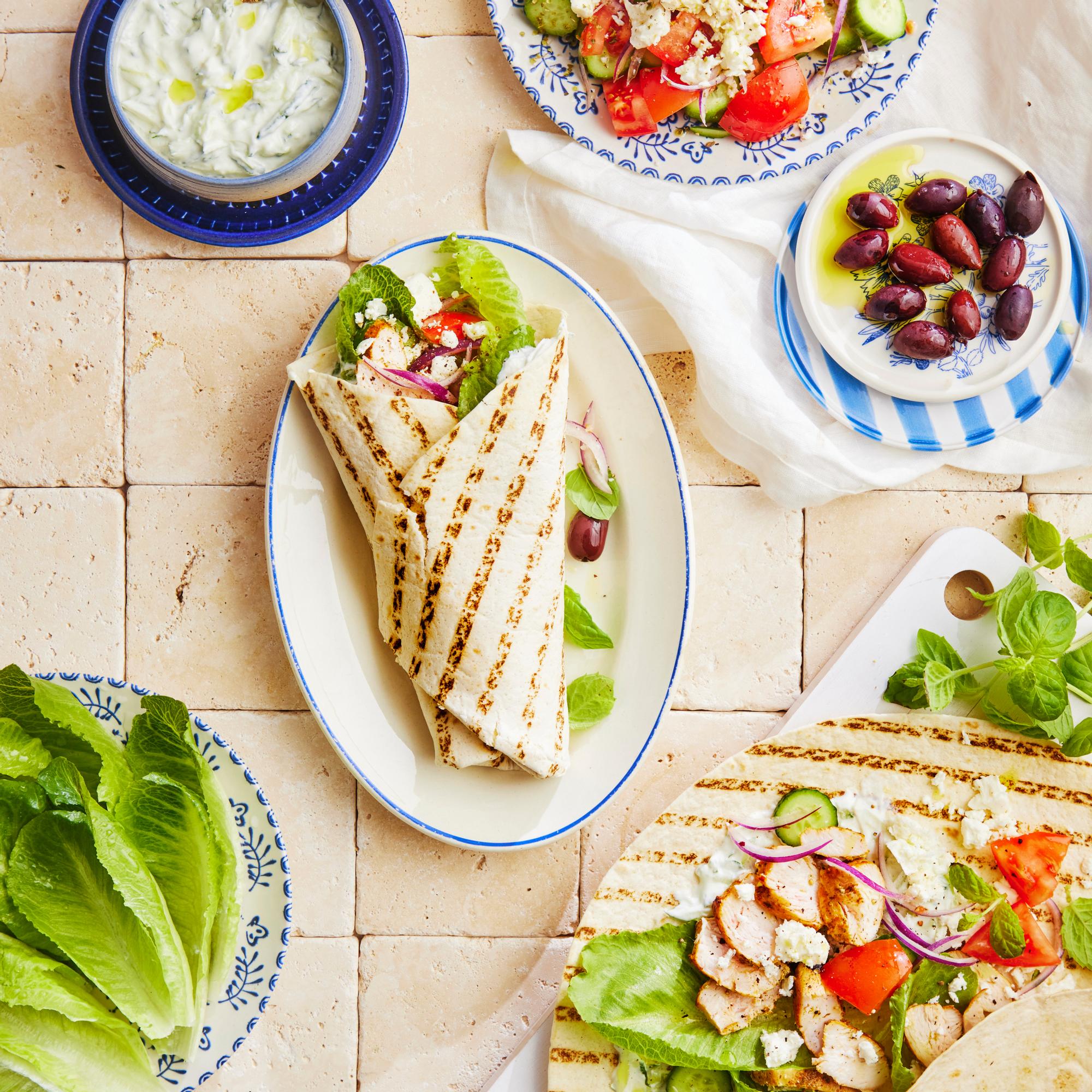 Kana-salaattigyros yhdistää grillatun broilerin, kreikkalaisen salaatin ja minttutsatsikin kesäiseksi herkkukääröksi