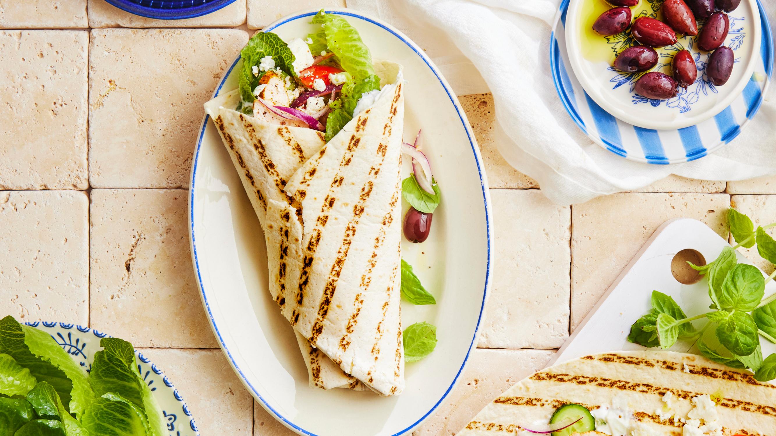 Kana-salaattigyros yhdistää grillatun broilerin, kreikkalaisen salaatin ja minttutsatsikin kesäiseksi herkkukääröksi