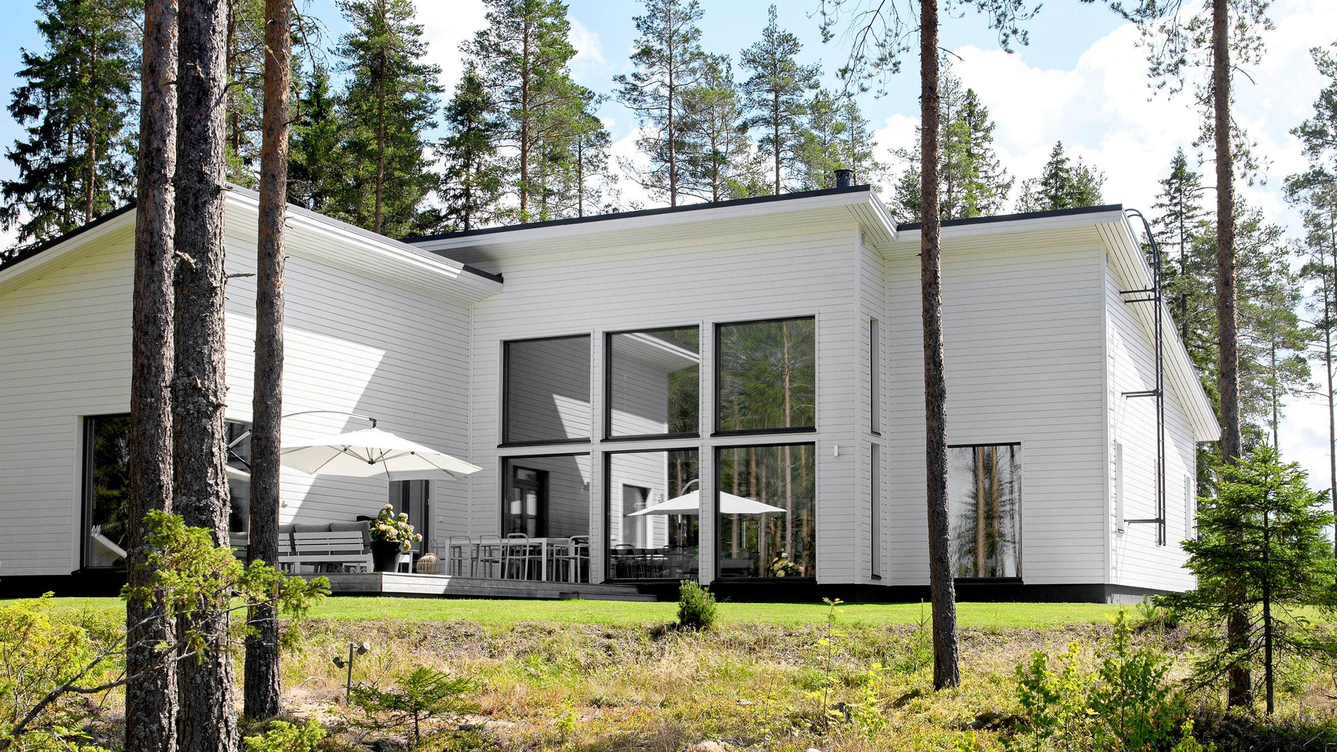 Modernisti luonnon helmassa! Heidin perheen kotia hallitsevat suuret ikkunat ja maisema mäntymetsään – kodin helmi on oma allastalo