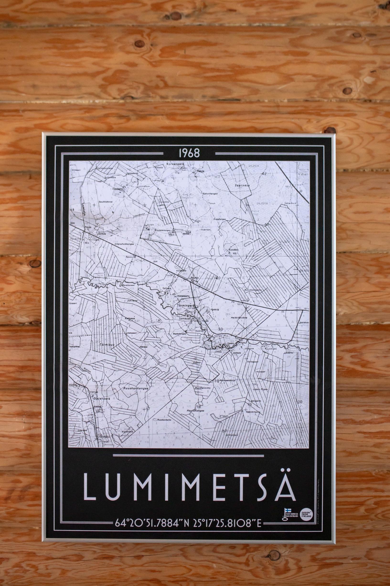 Tuvan seinällä on kartta Ullan kotitilasta