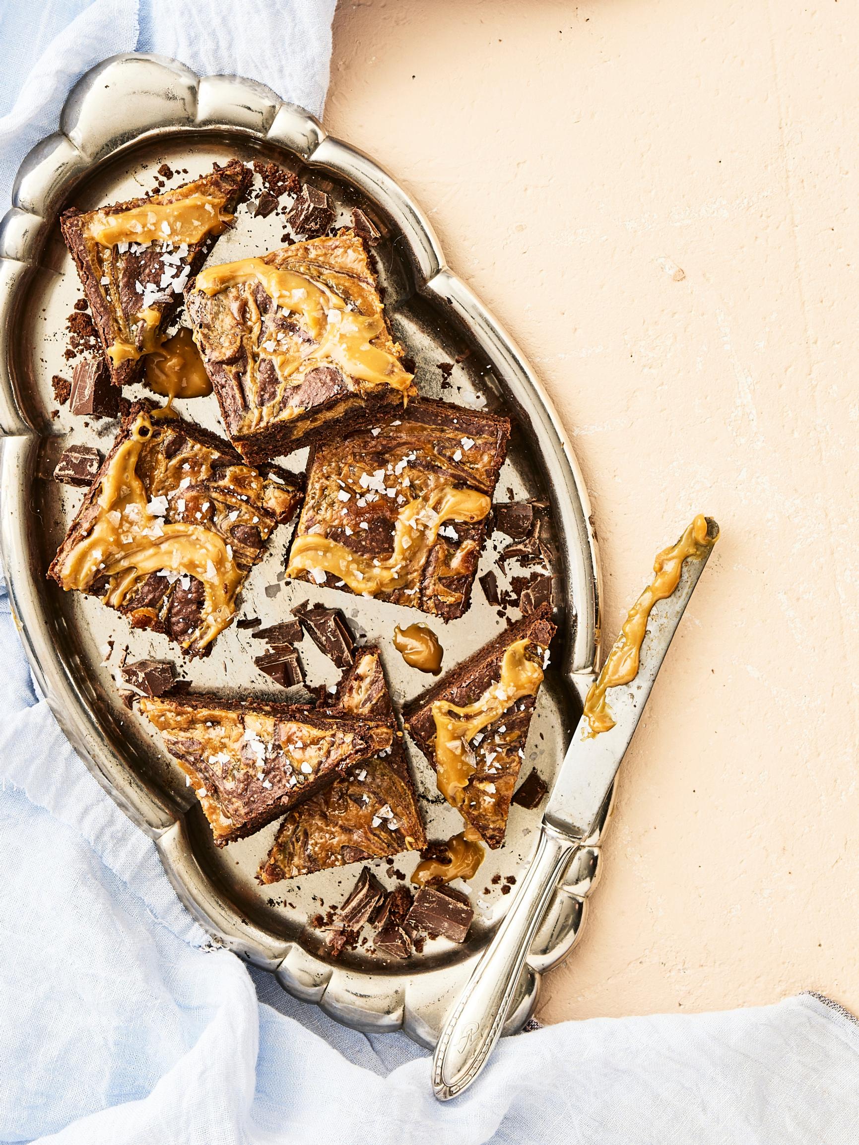 Vau, mitkä kinuskikierteet! Suolakinuskibrownie on suloisen koukuttava herkkupala