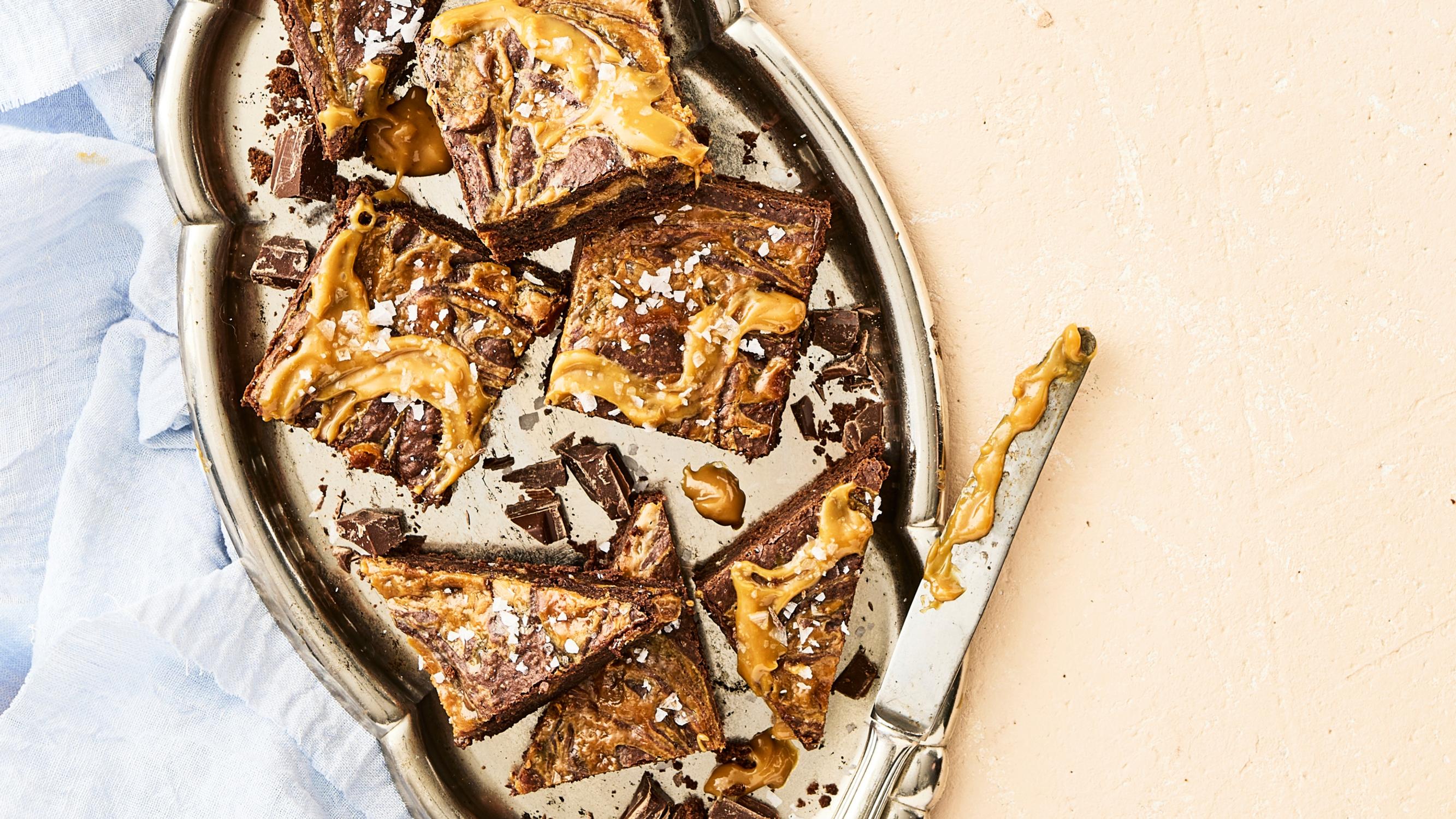 Vau, mitkä kinuskikierteet! Suolakinuskibrownie on suloisen koukuttava herkkupala