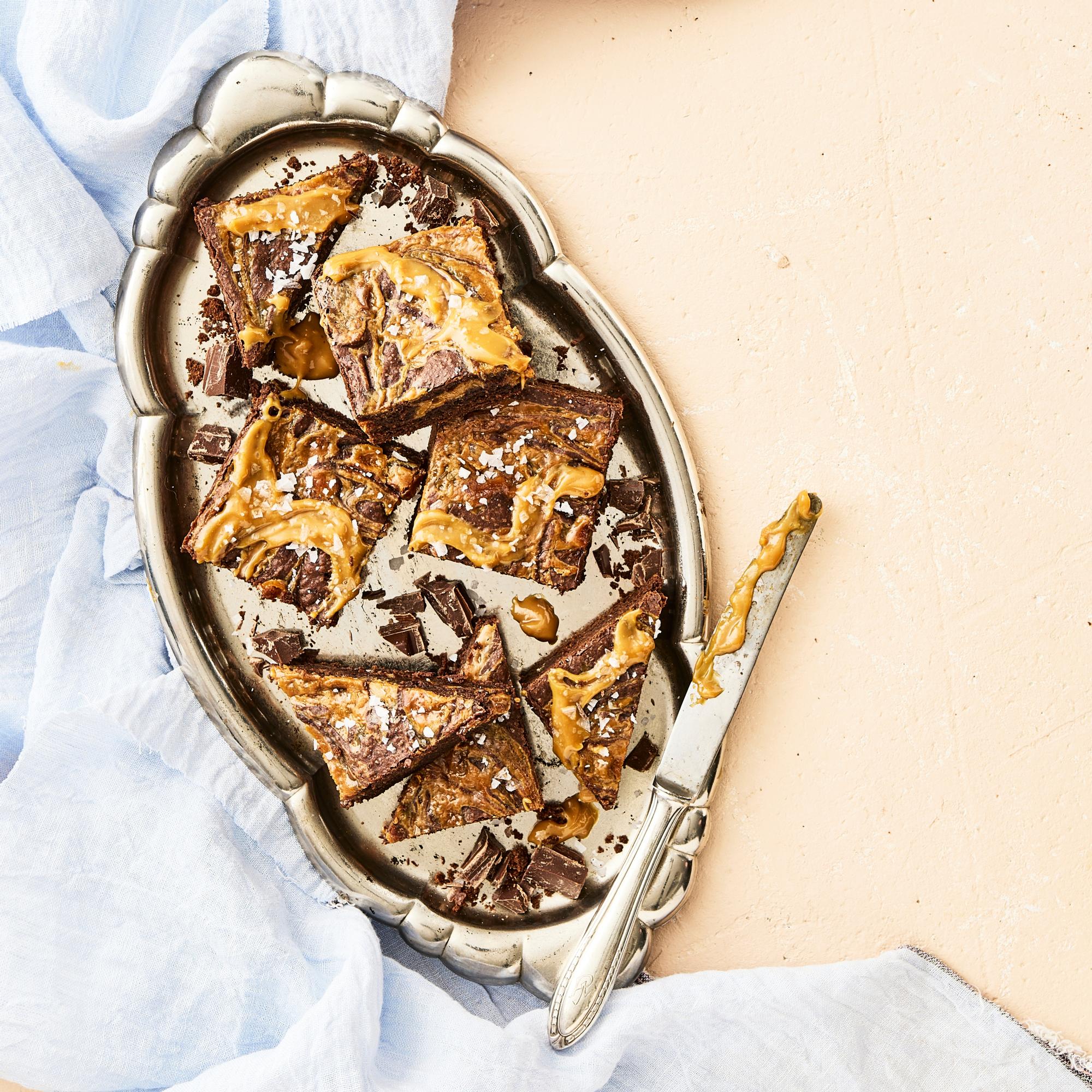Vau, mitkä kinuskikierteet! Suolakinuskibrownie on suloisen koukuttava herkkupala