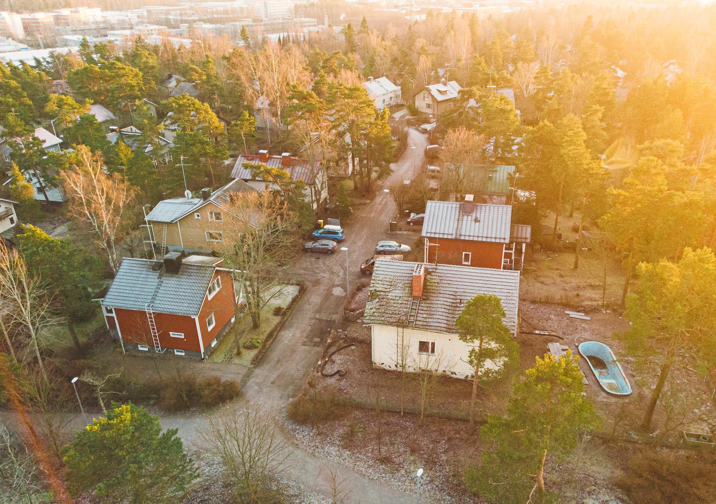 ”Yksinkertainen rintamamiestalo on edullinen rakentaa” – näin tiukka asemakaava vaikutti uuden talon suunnitteluun