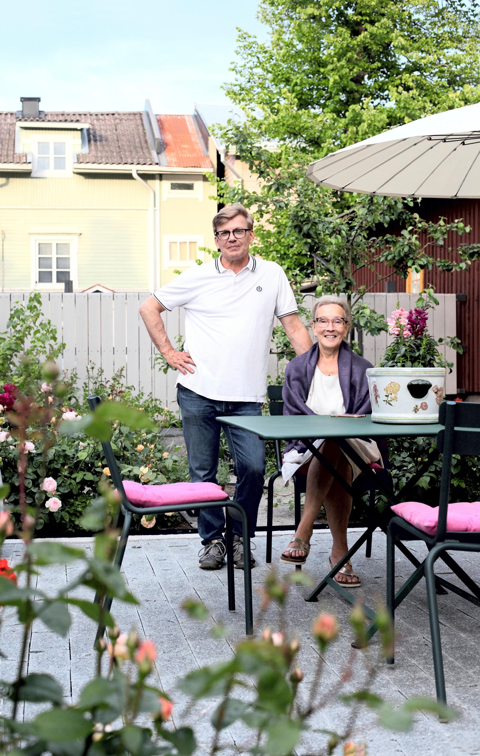 Pariskunta ruusupuutarhan patiolla kaupunkimiljöössä