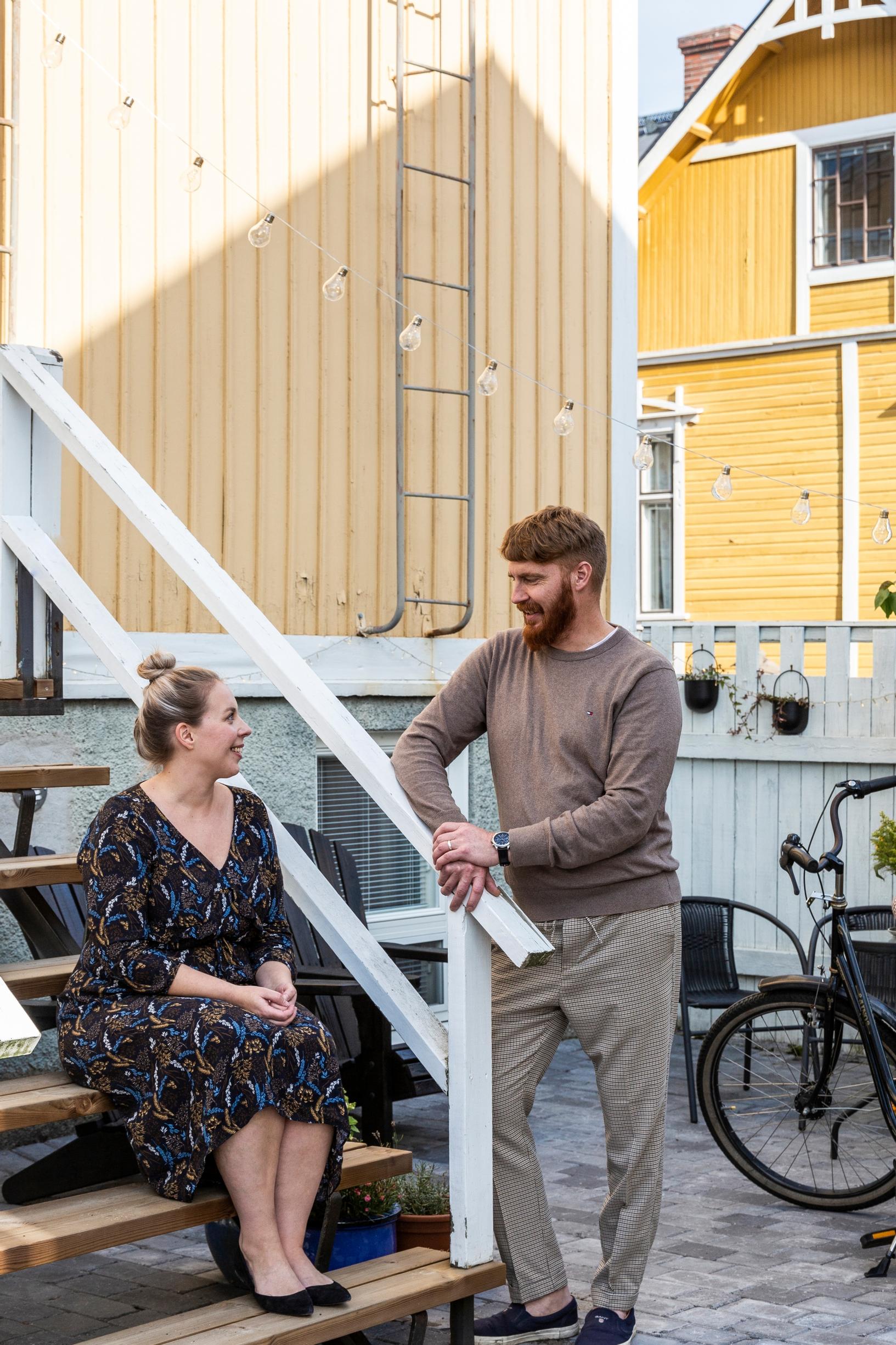 Maria ja Max Johansson kotinsa pihalla