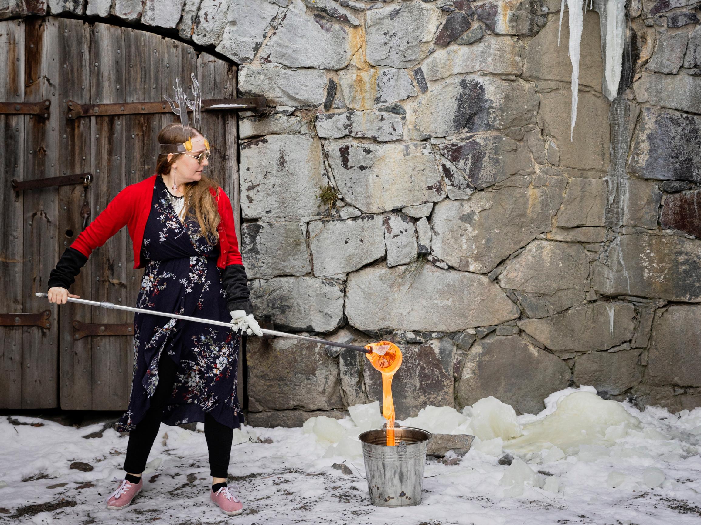 Lasitaiteilija Sini Majuri on vienyt taidelasia sinne, minne se ei ole oikein kuulunut: ”Siinä on taikuutta ja alkuvoimaisuutta” 