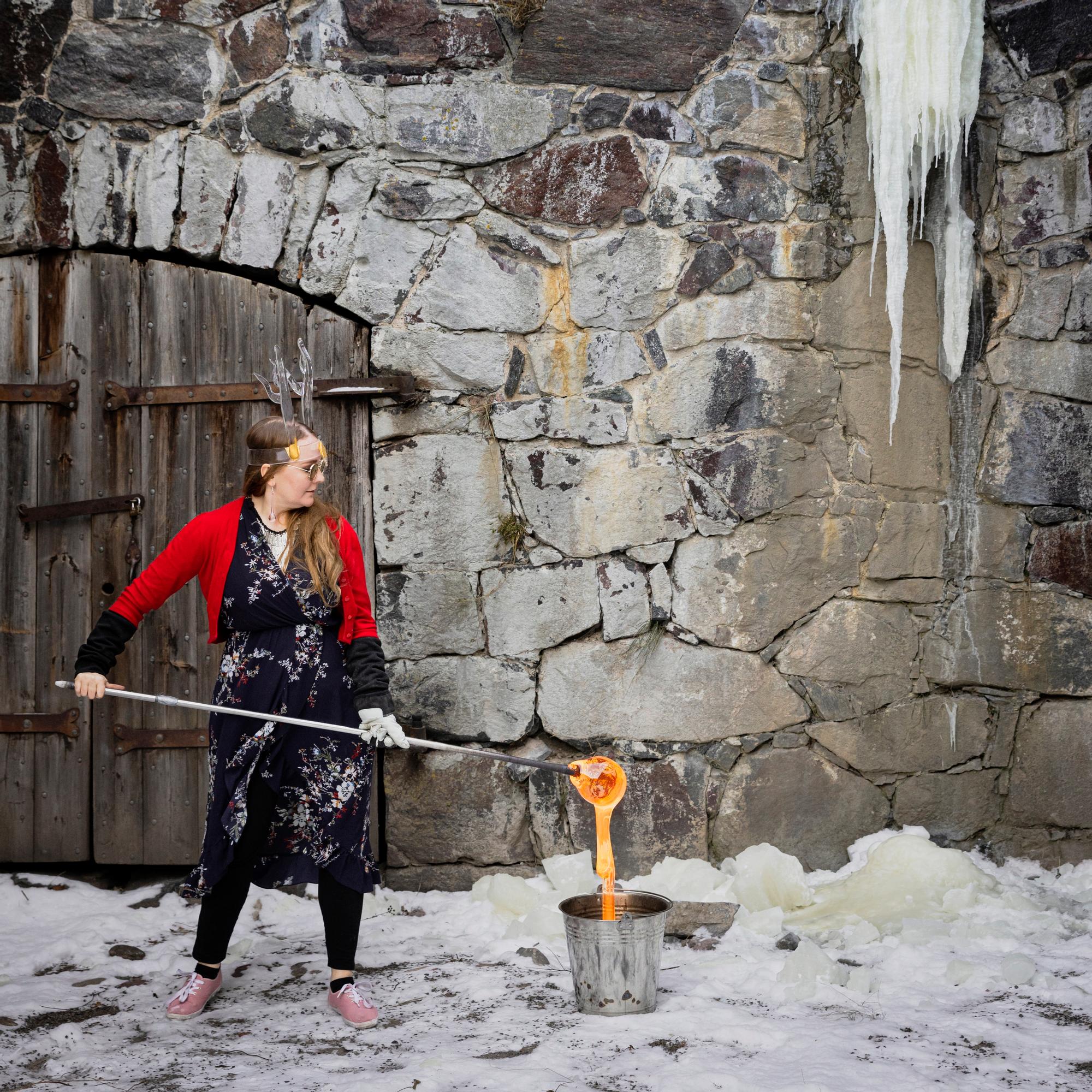 Lasitaiteilija Sini Majuri on vienyt taidelasia sinne, minne se ei ole oikein kuulunut: ”Siinä on taikuutta ja alkuvoimaisuutta” 